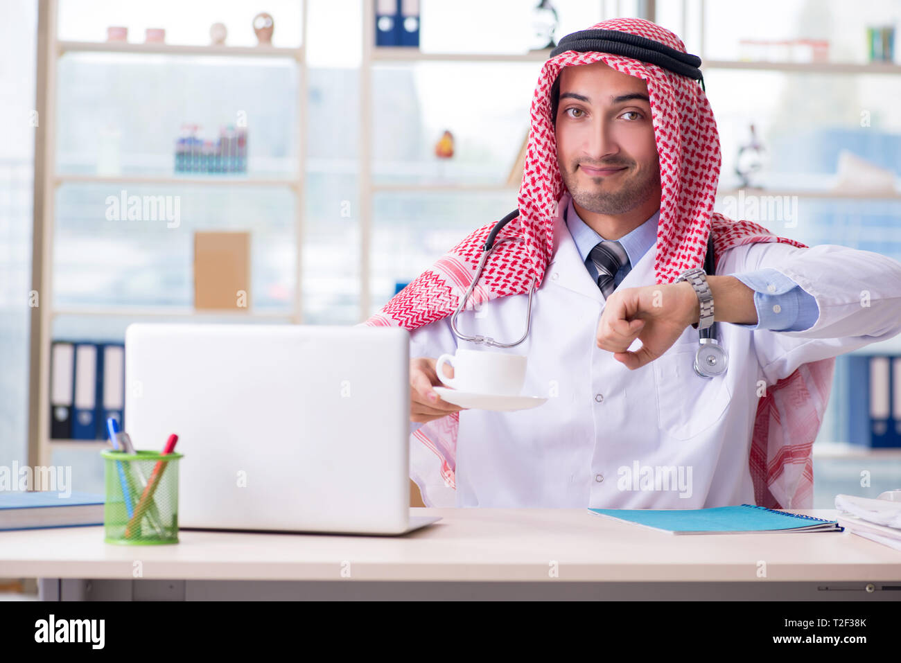 Arab medico che lavorano nella Clinica Foto Stock