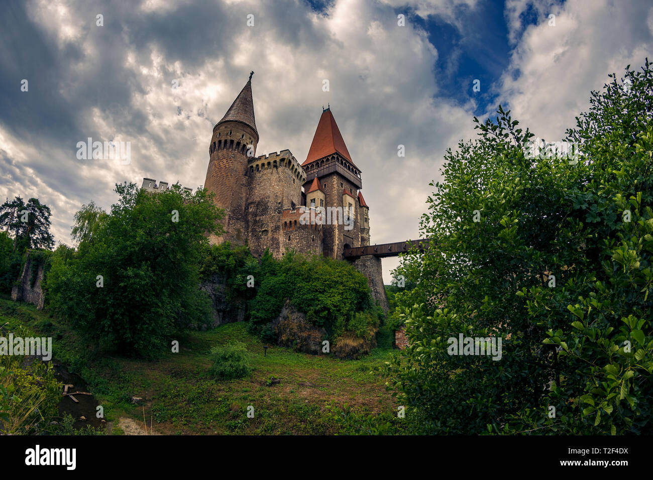 Bel castello medioevale con la sua incredibile architettura trovati in Hunedoara Romania dal nome Corvin Castello girato in condizioni di luce diurna contro un cielo nuvoloso Foto Stock