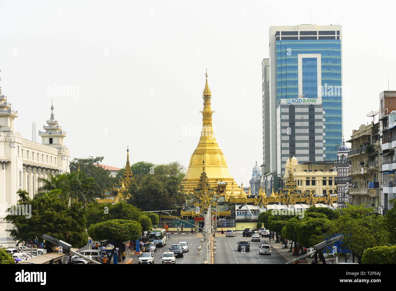 Vista da sopra, traffico di tutti i giorni e la vita della città per le strade di Yangon durante il tramonto. Sule Pagoda in background. Foto Stock