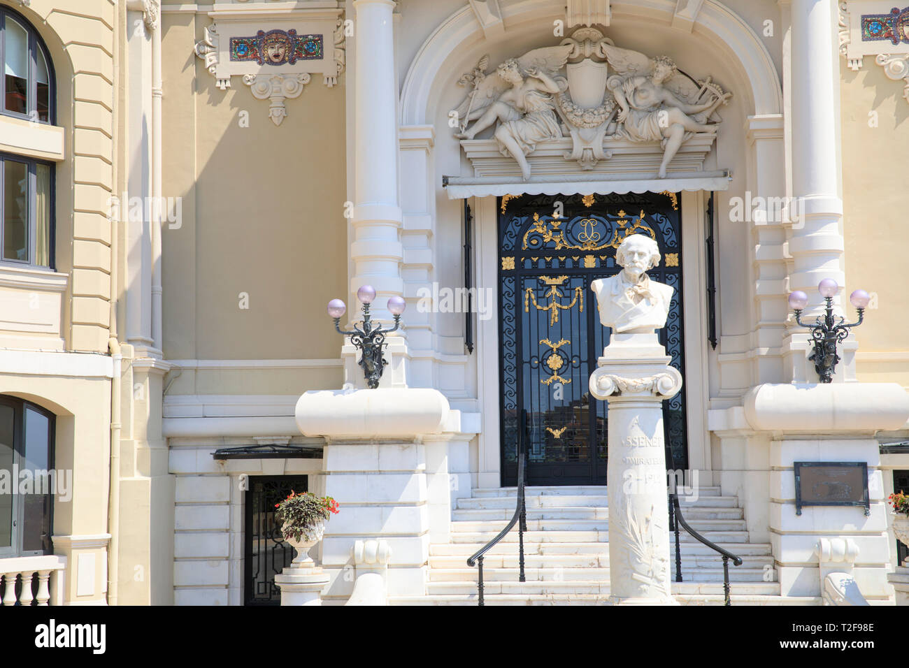 Ingresso al Opéra de Montecarlo nel Principato di Monaco. La statua è di Jules Émile Frédéric Massenet, un famoso compositore francese. Foto Stock