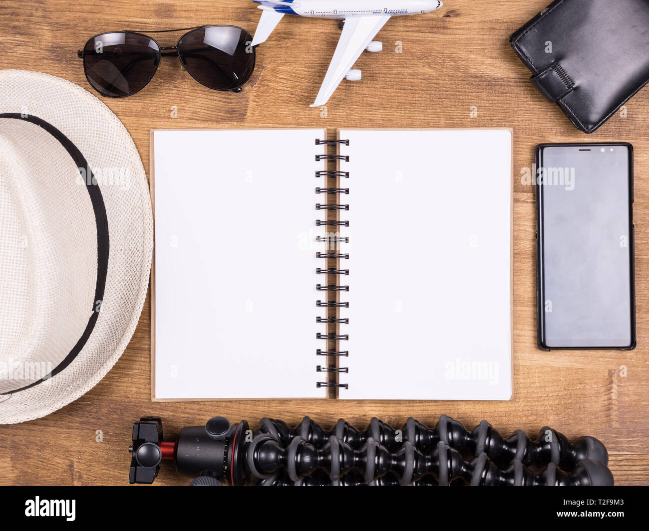 Vista superiore del viaggiatore blogger kit per vacanze estive. Treppiede. Bicchieri. Hat. Foto Stock