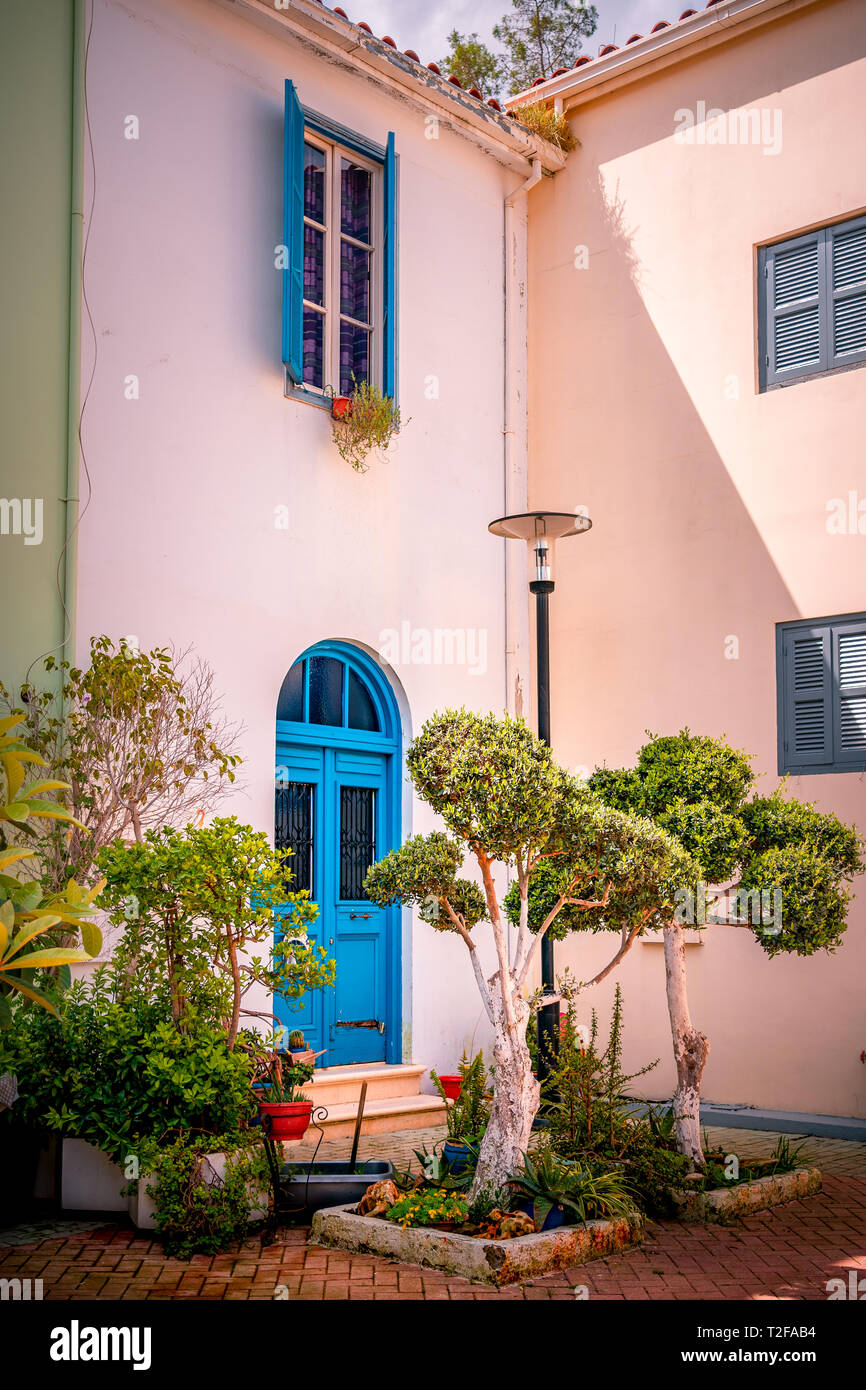 Bella e antica architettura coloniale con colorati porte e finestre nella città vecchia di Nicosia, Cipro Foto Stock