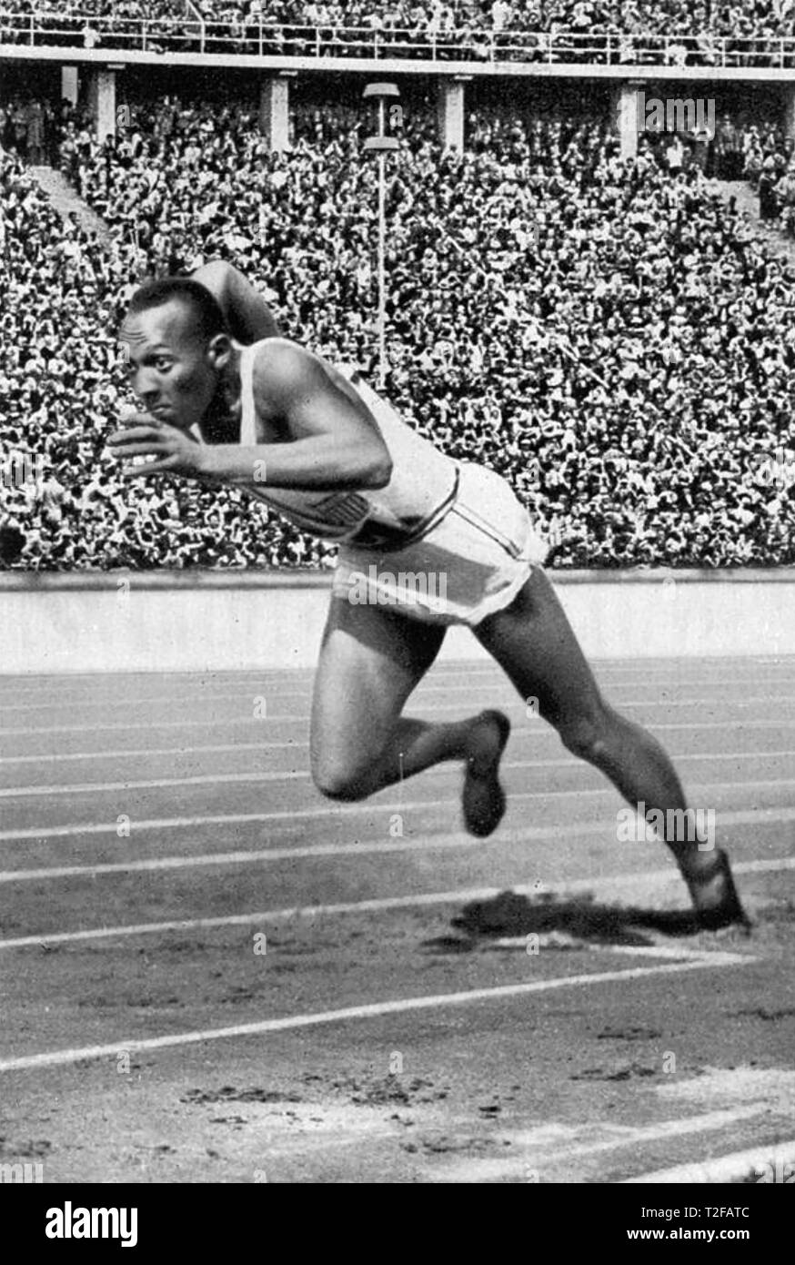JESSE OWENS (1913-1980) atleta americano di iniziare il suo record 200m girare alla 1936 Giochi Olimpici di Berlino. Foto Stock