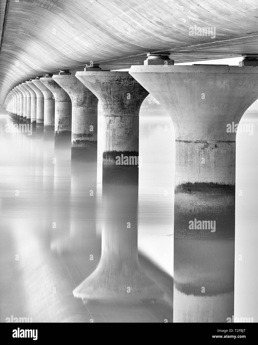 Ponte di Clackmannanshire. Immagine in bianco e nero della parte inferiore del ponte. La Scozia. Foto Stock