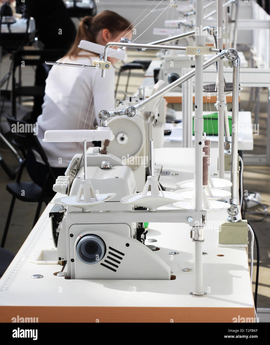 La fabbrica circa cucire vestiti. Persone e macchine da cucire in una fabbrica di indumento. Industria tessile. Fabbrica di cucitura. Foto Stock