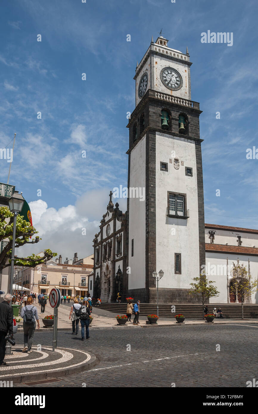 PONTA Delgada, Portogallo - 10 Maggio 2012: Molte persone sulla strada nei pressi della chiesa di San Sebastiano, isola Sao Miguel, Azzorre Foto Stock