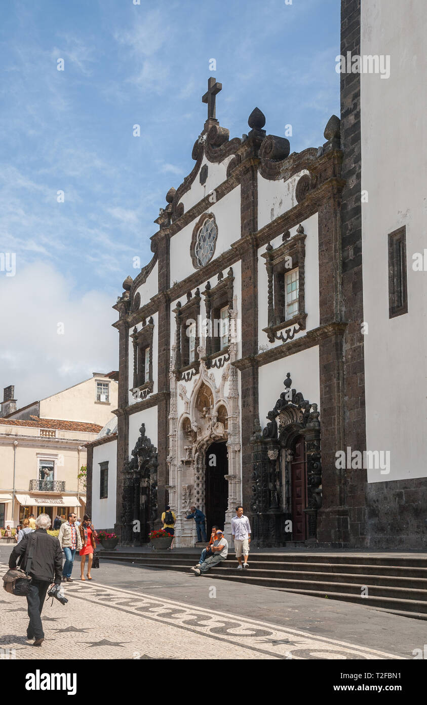 PONTA Delgada, Portogallo - 10 Maggio 2012: la gente sulla strada nei pressi della chiesa di San Sebastiano, isola Sao Miguel, Azzorre Foto Stock