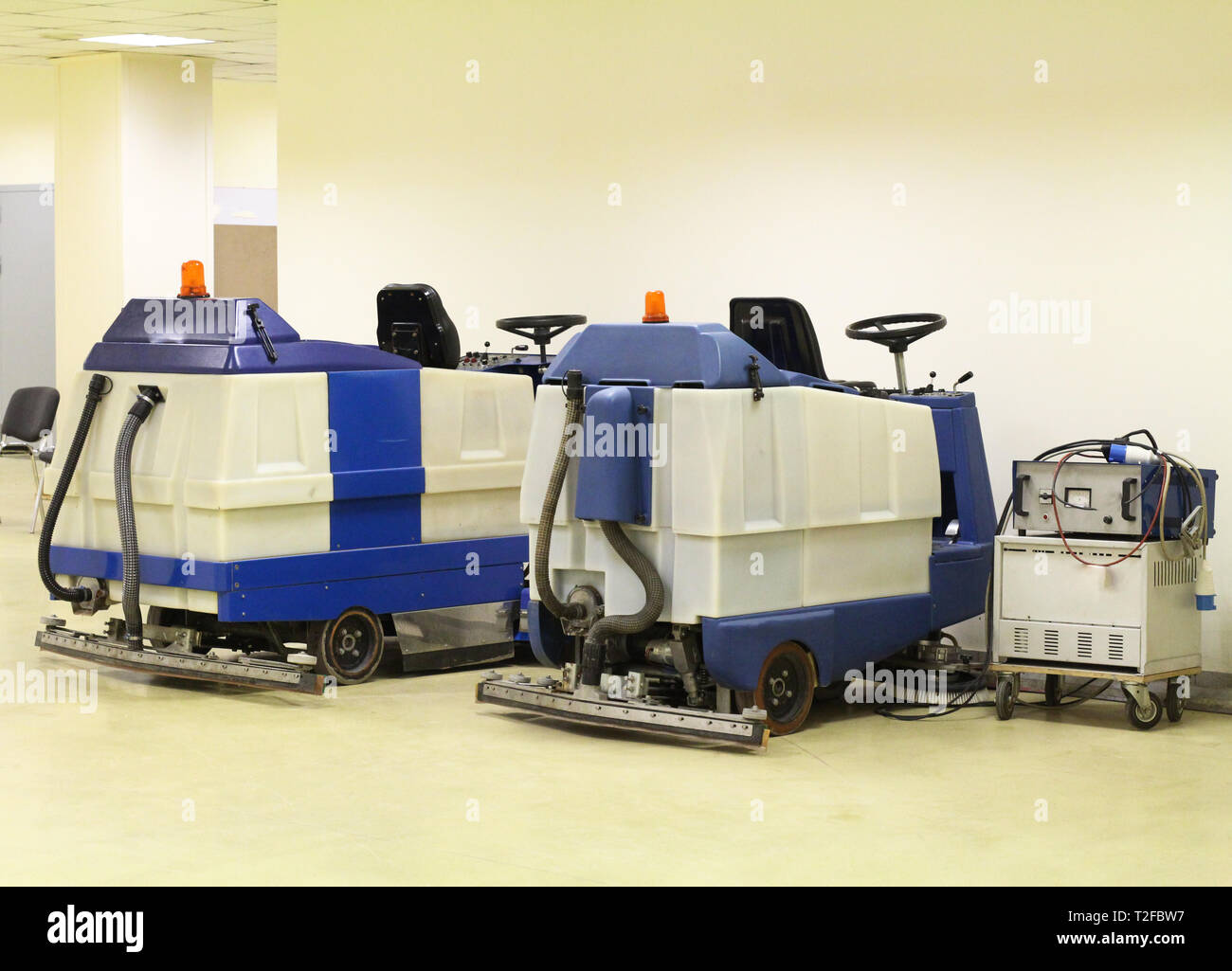 Macchine per la pulizia di grandi spazi. Professional delle macchine per la pulizia dei pavimenti. Alte prestazioni autonome semovente per il depuratore. Foto Stock