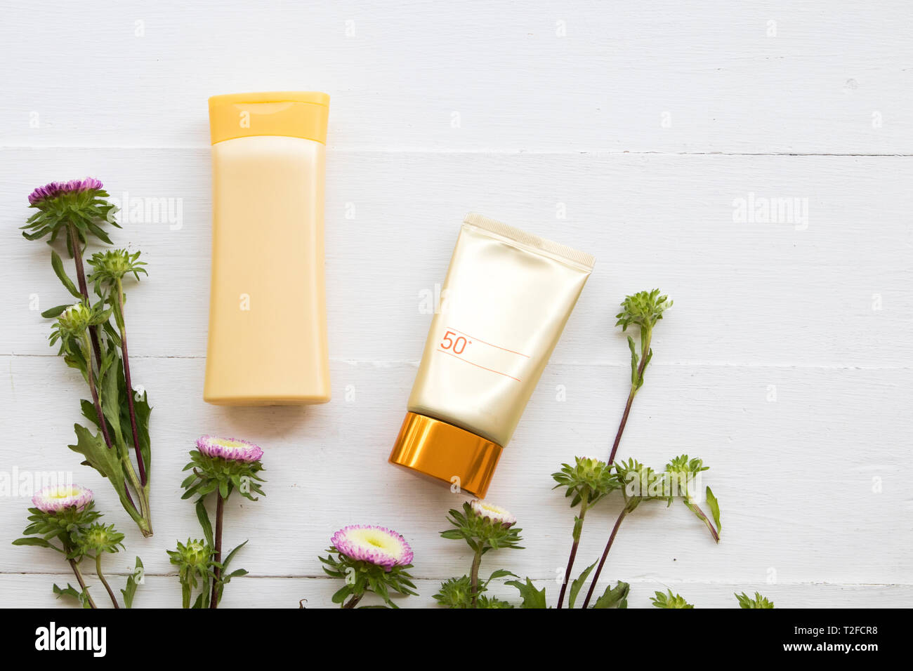 Prodotti cosmetici naturali per la faccia di pelle protezione solare SPF50 e body lotion health care a proteggere la superficie del lifestyle donna relax estate disposizione piatta stile laici Foto Stock