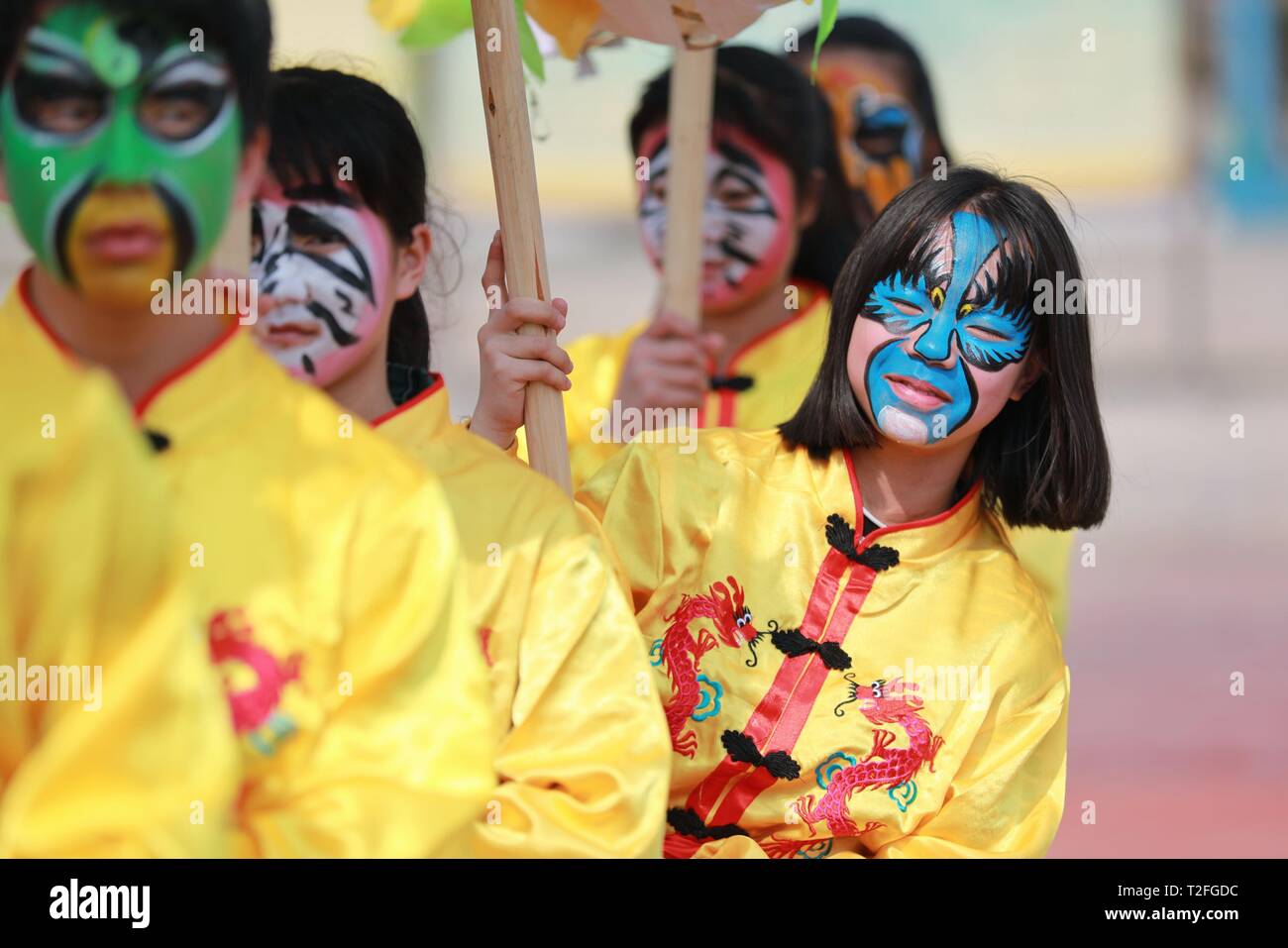 (190402) -- JINPING, 2 aprile 2019 (Xinhua) -- Gli studenti svolgono Longli il Drago ballo a Longli medio e la scuola primaria in Jinping County, a sud-ovest della Cina di Guizhou, il 20 marzo 2019. Classificato come Patrimonio culturale immateriale di Guizhou in 2005, Longli il drago danza ha una storia di più di 600 anni. Esso è caratterizzato dai ballerini' bella faccia dipinta. Dal 2008, Longli's dragon dance è stato introdotto in Longli medio e la scuola primaria di cui gli studenti godono di due ore alla settimana con dragon dance masters per saperne di costume rendendo, danza competenze e faccia pai Foto Stock