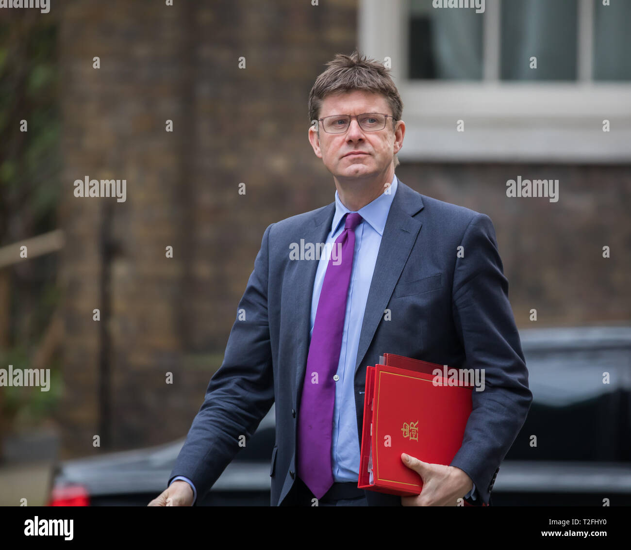 Londra, Regno Unito. 2 apr, 2019.Il Segretario di Stato per gli affari, di energia e di strategia industriale Rt Hon Greg Clark MP arriva per una crisi Cabinet Brexit incontro a Downing Street dopo aver diviso commons non riesce a trovare un modo nuovamente in avanti. Si incontreranno per 5 ore, che è più lungo del solito 2 per discutere di tentare di salvare il salvabile Theresa Maggio dell'Unione europea dell'accordo di ritiro dopo MP di ieri ha respinto quattro varianti di un "dolce" Brexit Credito: Keith Larby/Alamy Live News Foto Stock