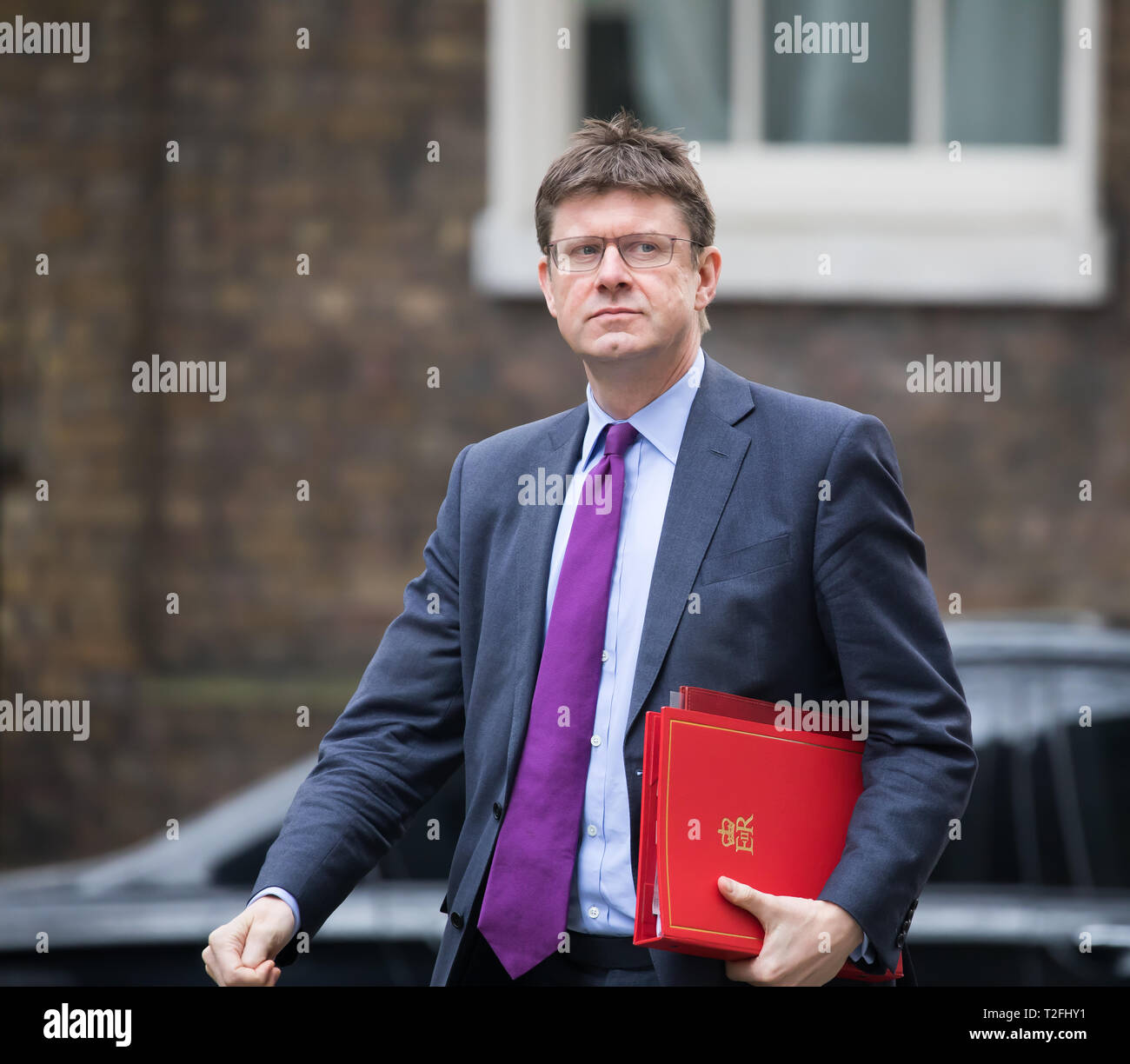 Londra, Regno Unito. 2 apr, 2019.Il Segretario di Stato per gli affari, di energia e di strategia industriale Rt Hon Greg Clark MP arriva per una crisi Cabinet Brexit incontro a Downing Street dopo aver diviso commons non riesce a trovare un modo nuovamente in avanti. Si incontreranno per 5 ore, che è più lungo del solito 2 per discutere di tentare di salvare il salvabile Theresa Maggio dell'Unione europea dell'accordo di ritiro dopo MP di ieri ha respinto quattro varianti di un "dolce" Brexit Credito: Keith Larby/Alamy Live News Foto Stock
