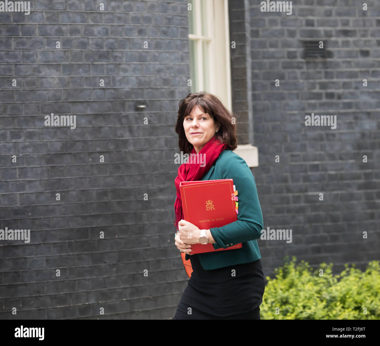 Londra, UK, 2 Aprile 2019,il Ministro di Stato per l'energia e pulire la crescita di Rt Hon Claire Perry MP arriva per una crisi Cabinet Brexit incontro a Downing Street dopo aver diviso commons non riesce a trovare un modo nuovamente in avanti. Si incontreranno per 5 ore, che è più lungo del solito 2 per discutere di tentare di salvare il salvabile Theresa Maggio dell'Unione europea dell'accordo di ritiro dopo MP di ieri ha respinto quattro varianti di un "dolce" Brexit Credito: Keith Larby/Alamy Live News Foto Stock