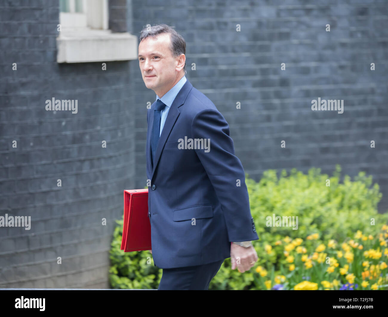 Londra, UK, 2 Aprile 2019,il Segretario di Stato per il Galles Rt Hon Alun Cairns MP arriva per una crisi Cabinet Brexit incontro a Downing Street dopo aver diviso commons non riesce a trovare un modo nuovamente in avanti. Si incontreranno per 5 ore, che è più lungo del solito 2 per discutere di tentare di salvare il salvabile Theresa Maggio dell'Unione europea dell'accordo di ritiro dopo MP di ieri ha respinto quattro varianti di un "dolce" Brexit Credito: Keith Larby/Alamy Live News Foto Stock