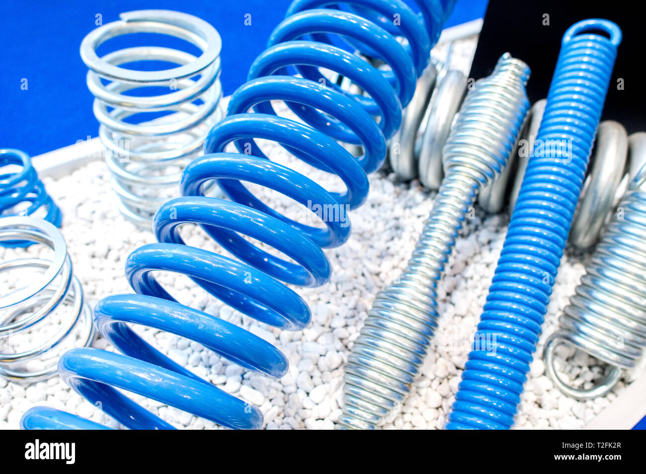 Hannover, Germania. 02Apr, 2019. Compressione e molle di tensione per i veicoli e gli impianti industriali sono in mostra presso Platzmann dello stand alla fiera di Hannover. Dal 1 al 5 aprile, il tutto presso la Hannover Messe si concentrerà attorno al networking, macchine di apprendimento e Internet delle cose. Credito: Hauke-Christian Dittrich/dpa/Alamy Live News Foto Stock