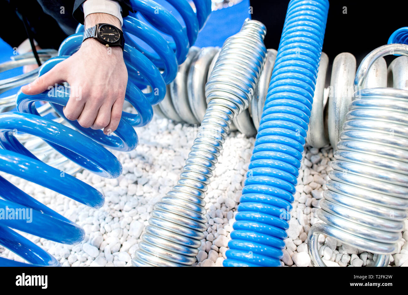 Hannover, Germania. 02Apr, 2019. Compressione e molle di tensione per i veicoli e gli impianti industriali sono in mostra presso Platzmann dello stand alla fiera di Hannover. Dal 1 al 5 aprile, il tutto presso la Hannover Messe si concentrerà attorno al networking, macchine di apprendimento e Internet delle cose. Credito: Hauke-Christian Dittrich/dpa/Alamy Live News Foto Stock