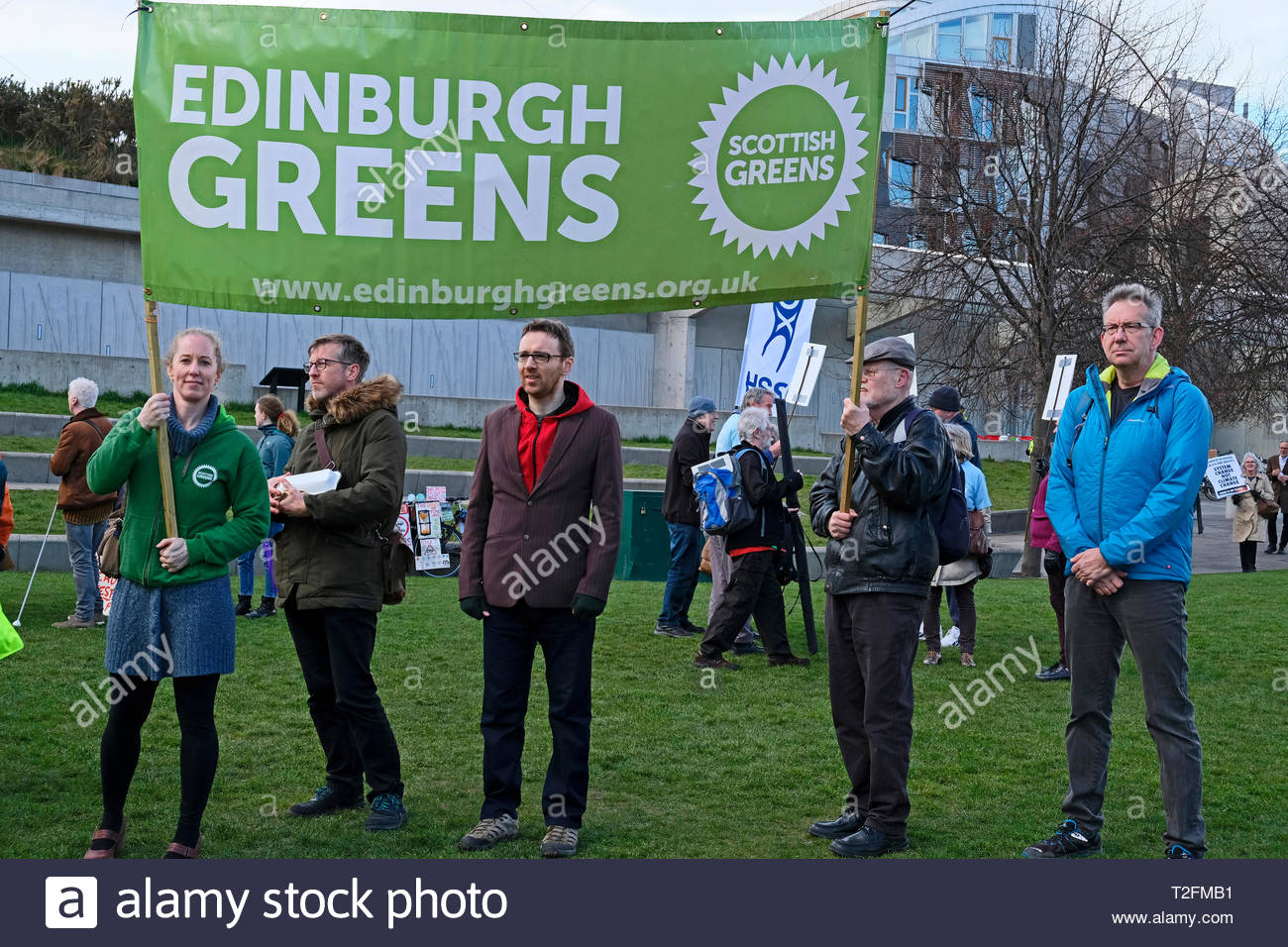 Edimburgo, Scozia, Regno Unito. Il 2 aprile 2019. Il cambiamento climatico Rally al di fuori del parlamento scozzese che chiedono che il sistema MSPs prendere la questione seriamente e di impegnarsi ad urgente azione per il clima. Oggi i membri del parlamento scozzese(MSPs) sarà discutere la Scozia è di nuovo il cambiamento climatico per la prima volta il diritto. Credito: Craig Brown/Alamy Live News Foto Stock