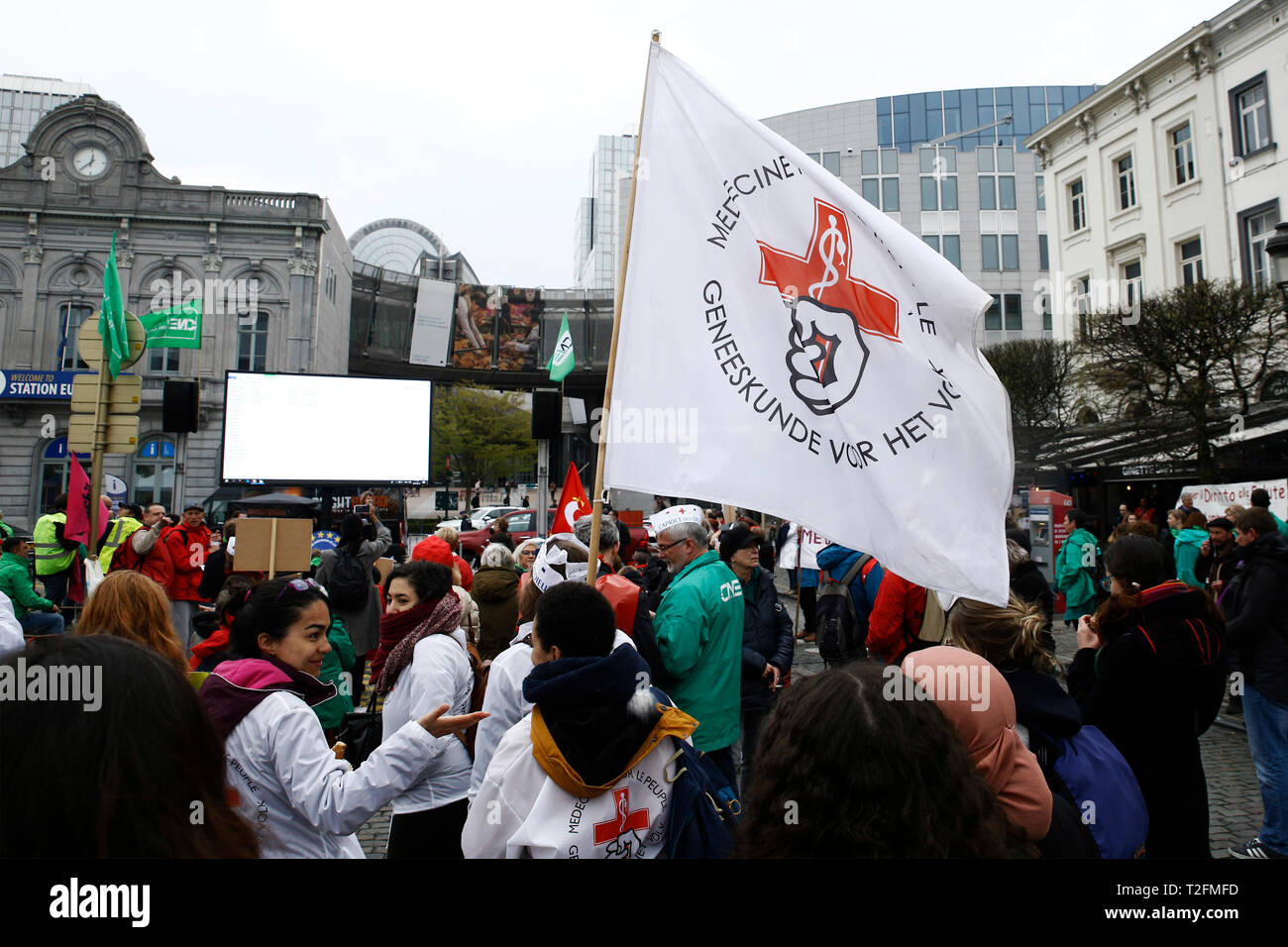 Bruxelles, Belgio. Il 2 aprile 2019. Mobilitazione delle organizzazioni sindacali dei lavoratori e dei movimenti sociali connesse con il settore sanitario durante un'azione europea Giornata contro la privatizzazione, marketisation e commercializzazione nel settore della sanità e assistenza sociale Settori sulla Giornata mondiale della sanità. Alexandros Michailidis/Alamy Live News Foto Stock