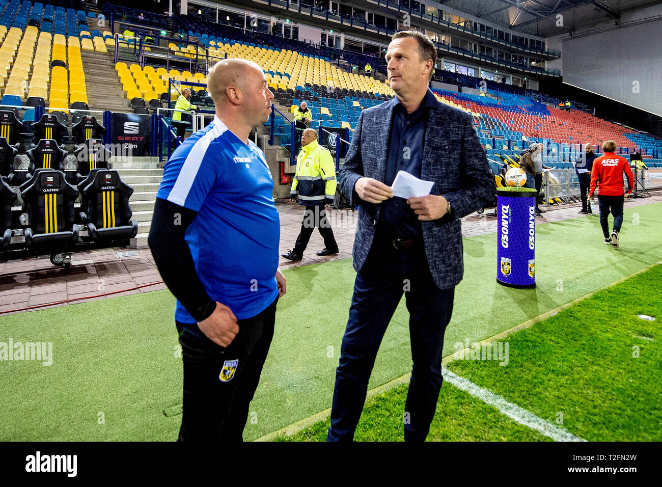 ARNHEM, 02-04-2019, GelreDome, stagione 2018 / 2019, Vitesse assistente allenatore Nick Hofs parlando a AZ Den Haag coach John van den Brom prima della partita Vitesse - AZ Foto Stock