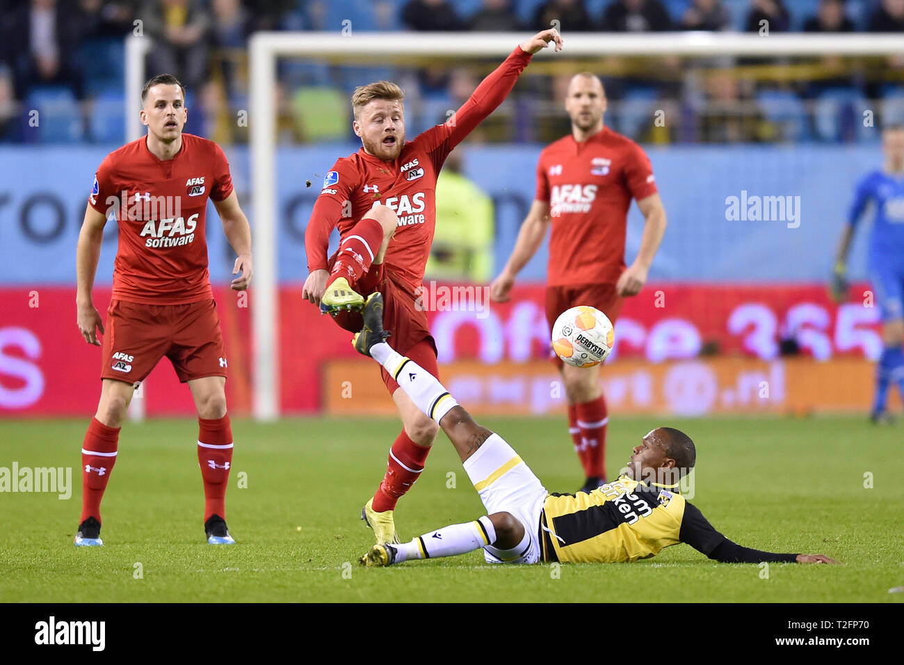 ARNHEM, 02-04-2019, GelreDome, stagione 2018 / 2019, Vitesse player Thulani Serero affrontare AZ player Fredrik Midtsjo durante il match Vitesse - AZ Foto Stock