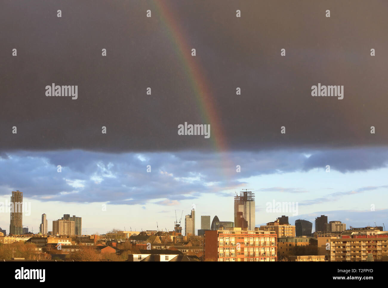 Londra, Regno Unito. 2 Apr 2019. Meteo REGNO UNITO: Drammatico grandine di docce a Londra il 2 aprile 2019. Un incredibile arcobaleno oltre il grattacielo Twentytwo su Bishopsgate nella City di Londra, UK Credit: Monica pozzetti/Alamy Live News Foto Stock