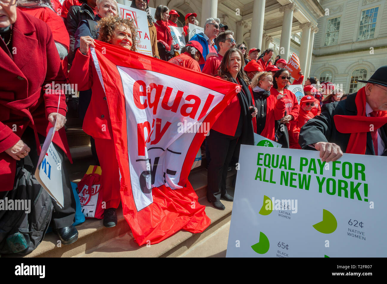 New York, Stati Uniti d'America. 02Apr, 2019. Gli attivisti, leader comunitari, sindacalisti e politici si riuniscono sulle fasi di City Hall di New York Martedì, 2 aprile 2019 al rally contro retribuzione disparità nella XIII Giornata per la parità di retribuzione annuale. In tutto il mondo le donne guadagnano in media il 87 centesimi per ogni dollaro la sua controparte maschile guadagna con regolazioni drammatica per le donne di colore. Credito: Richard Levine/Alamy Live News Foto Stock