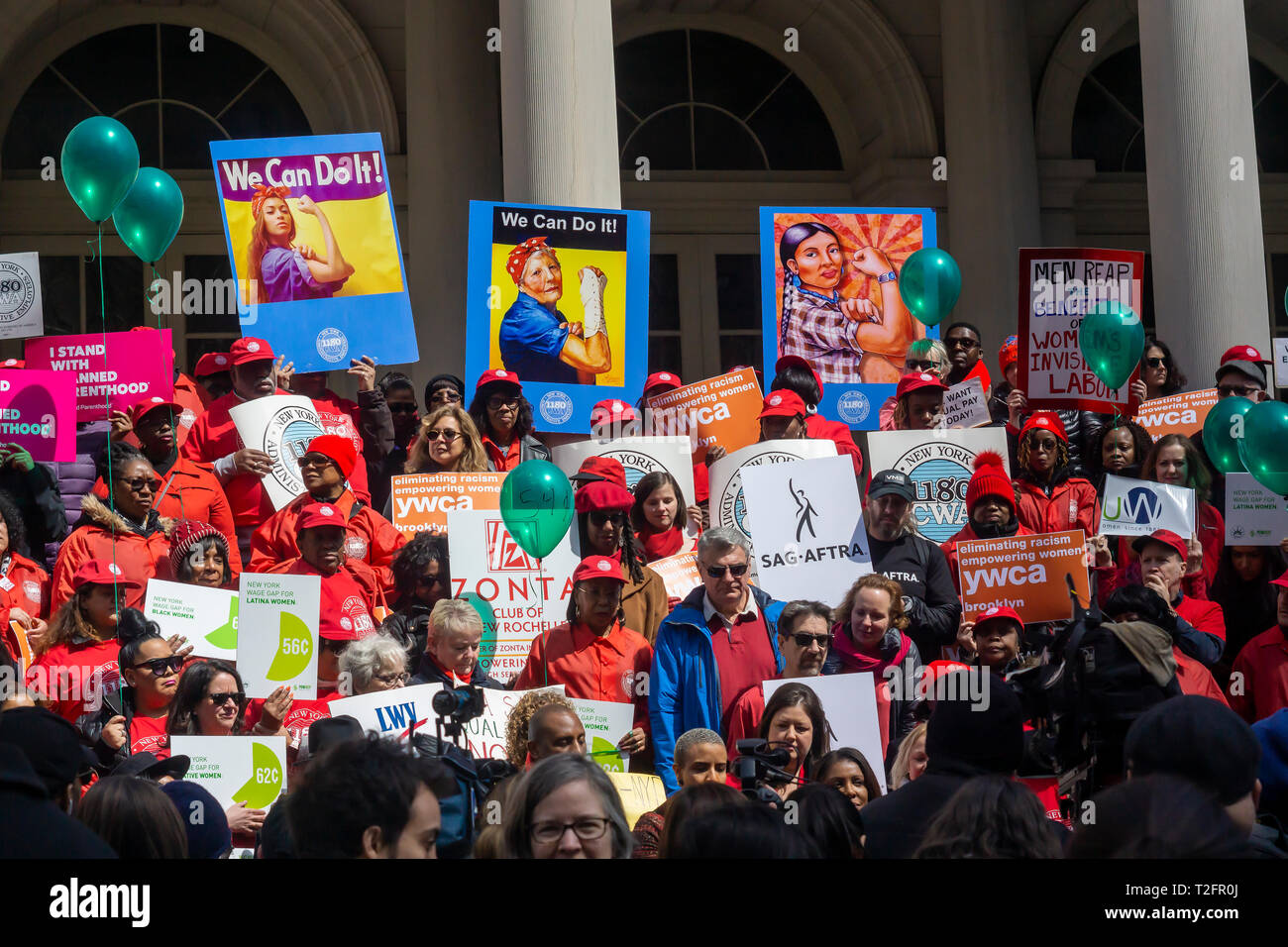 New York, Stati Uniti d'America. 02Apr, 2019. Gli attivisti, leader comunitari, sindacalisti e politici si riuniscono sulle fasi di City Hall di New York Martedì, 2 aprile 2019 al rally contro retribuzione disparità nella XIII Giornata per la parità di retribuzione annuale. In tutto il mondo le donne guadagnano in media il 87 centesimi per ogni dollaro la sua controparte maschile guadagna con regolazioni drammatica per le donne di colore. Credito: Richard Levine/Alamy Live News Foto Stock