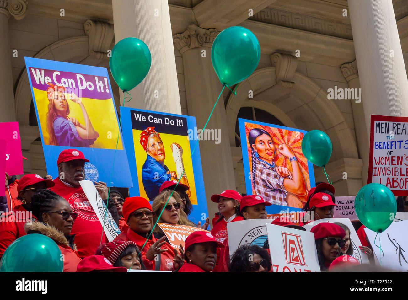 New York, Stati Uniti d'America. 02Apr, 2019. Gli attivisti, leader comunitari, sindacalisti e politici si riuniscono sulle fasi di City Hall di New York Martedì, 2 aprile 2019 al rally contro retribuzione disparità nella XIII Giornata per la parità di retribuzione annuale. In tutto il mondo le donne guadagnano in media il 87 centesimi per ogni dollaro la sua controparte maschile guadagna con regolazioni drammatica per le donne di colore. Credito: Richard Levine/Alamy Live News Foto Stock