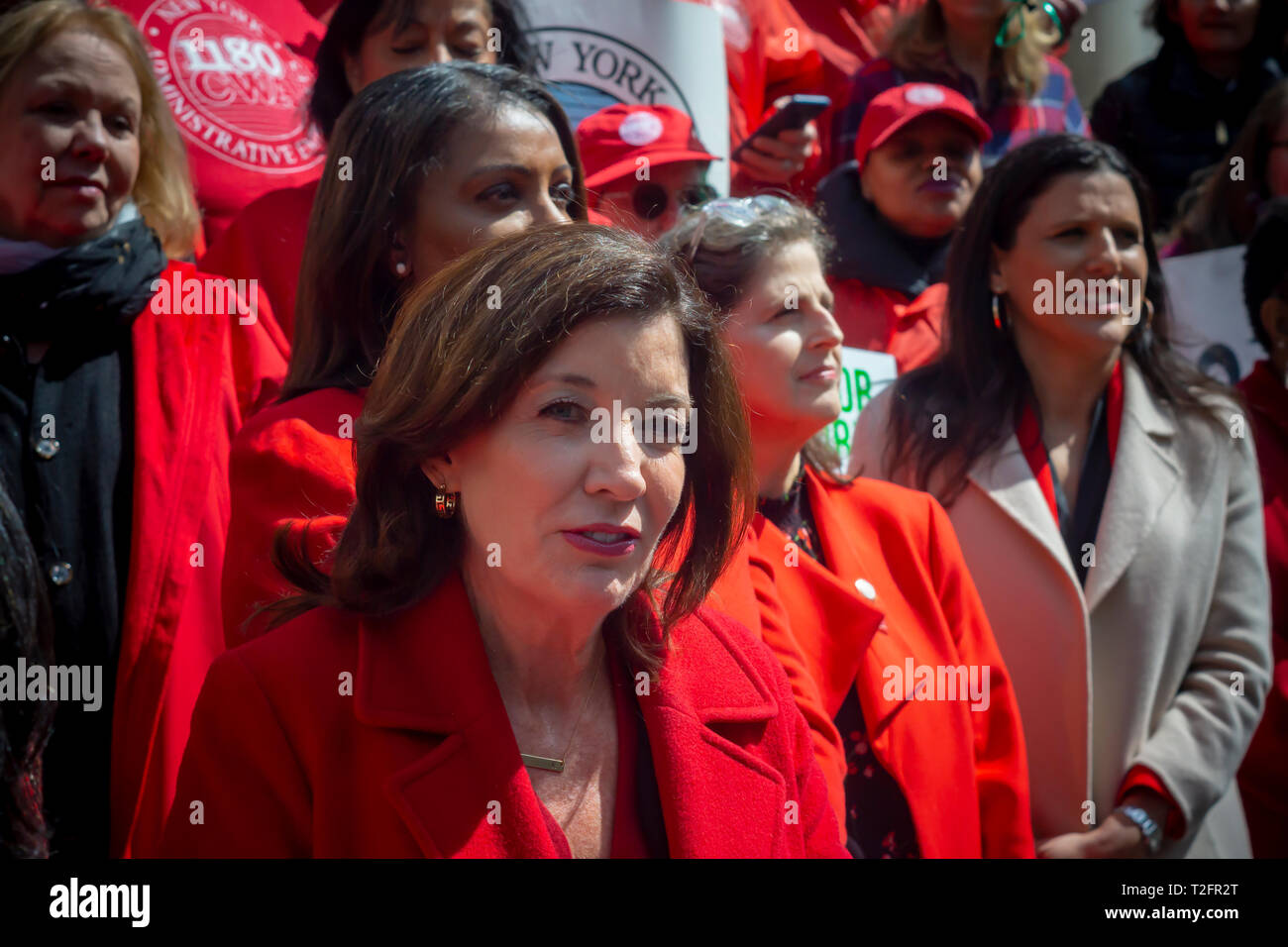 New York, Stati Uniti d'America. 02Apr, 2019. NYS Lt. Governatore Kathy Hochul unisce gli attivisti, i leader della comunità, membri del sindacato e gli altri politici sui gradini della City Hall di New York Martedì, 2 aprile 2019 al rally contro retribuzione disparità nella XIII Giornata per la parità di retribuzione annuale. In tutto il mondo le donne guadagnano in media il 87 centesimi per ogni dollaro la sua controparte maschile guadagna con regolazioni drammatica per le donne di colore. Credito: Richard Levine/Alamy Live News Foto Stock