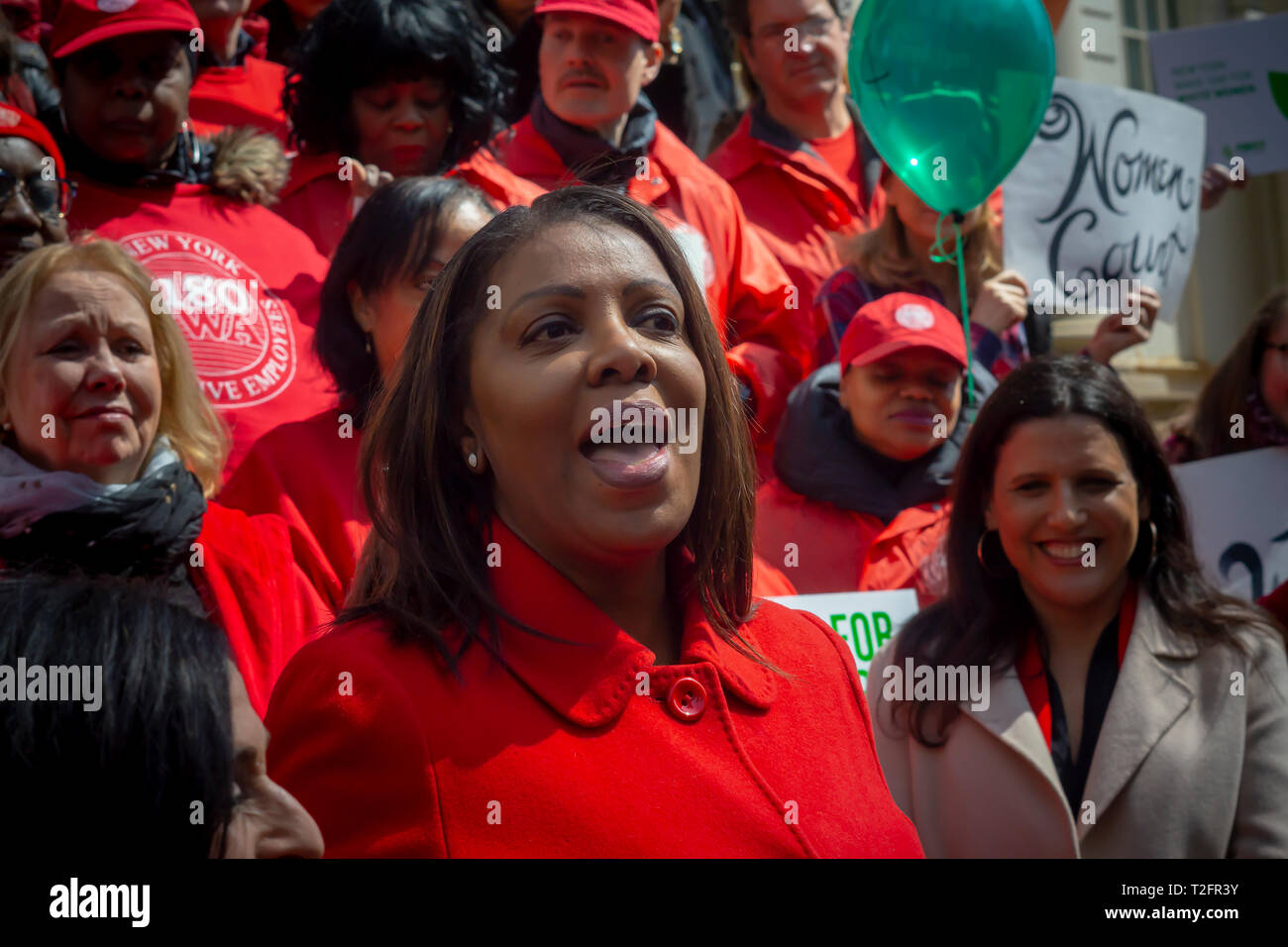 New York, Stati Uniti d'America. 02Apr, 2019. New York Attorney General Leticia James unisce gli attivisti, i leader della comunità, membri del sindacato e gli altri politici sui gradini della City Hall di New York Martedì, 2 aprile 2019 al rally contro retribuzione disparità nella XIII Giornata per la parità di retribuzione annuale. In tutto il mondo le donne guadagnano in media il 87 centesimi per ogni dollaro la sua controparte maschile guadagna con regolazioni drammatica per le donne di colore. Credito: Richard Levine/Alamy Live News Foto Stock