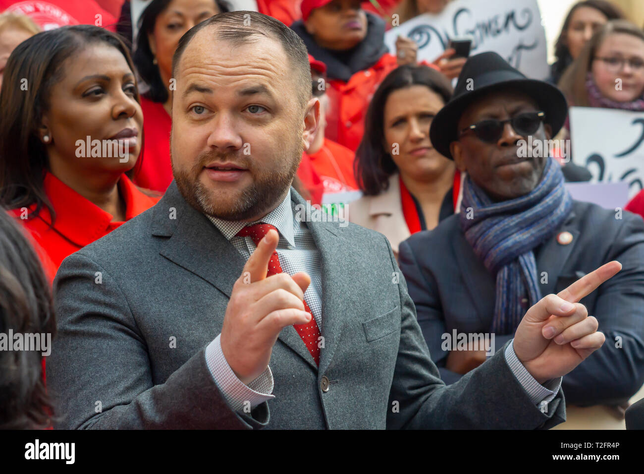 New York, Stati Uniti d'America. 02Apr, 2019. Consiglio di NYC Speaker Corey Johnson si unisce gli attivisti, i leader della comunità, membri del sindacato e gli altri politici sui gradini della City Hall di New York Martedì, 2 aprile 2019 al rally contro retribuzione disparità nella XIII Giornata per la parità di retribuzione annuale. In tutto il mondo le donne guadagnano in media il 87 centesimi per ogni dollaro la sua controparte maschile guadagna con regolazioni drammatica per le donne di colore. Credito: Richard Levine/Alamy Live News Foto Stock