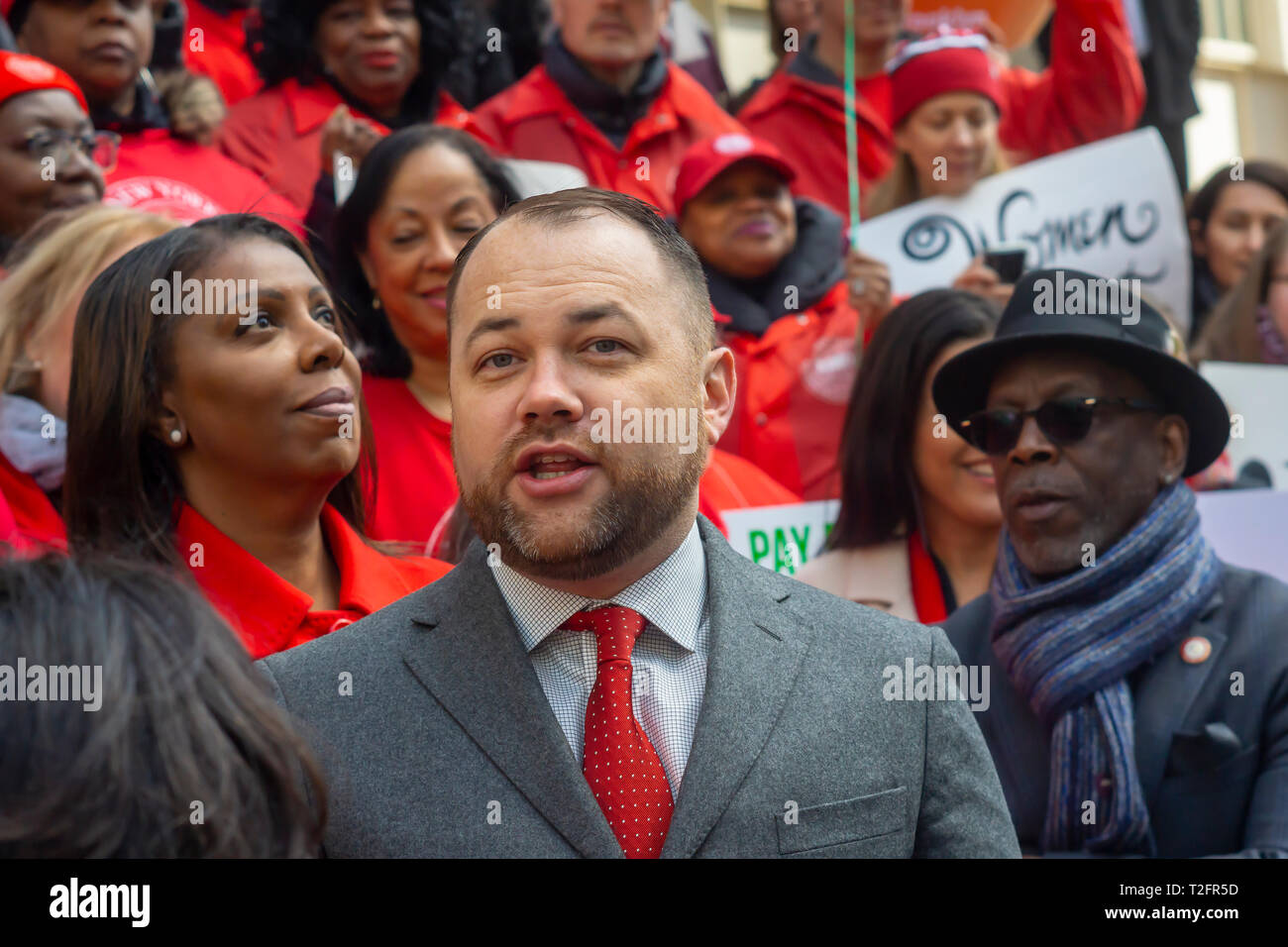New York, Stati Uniti d'America. 02Apr, 2019. Consiglio di NYC Speaker Corey Johnson si unisce gli attivisti, i leader della comunità, membri del sindacato e gli altri politici sui gradini della City Hall di New York Martedì, 2 aprile 2019 al rally contro retribuzione disparità nella XIII Giornata per la parità di retribuzione annuale. In tutto il mondo le donne guadagnano in media il 87 centesimi per ogni dollaro la sua controparte maschile guadagna con regolazioni drammatica per le donne di colore. Credito: Richard Levine/Alamy Live News Foto Stock