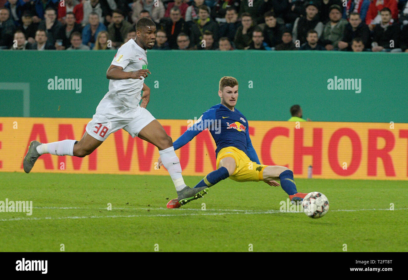 Augsburg, Germania. 02Apr, 2019. Calcio: DFB Cup, FC Augsburg - RB Leipzig, quarti di finale in WWK Arena. Kevin Danso (l) da Augsburg vede Timo Werner da Lipsia sparare 0:1. Calcio: DFB Cup, FC Augsburg - RB Leipzig, quarti di finale in WWK Arena. Timo Werner (l) da Leipzig punteggi contro Augsburg portiere Gregor Kobel (M) per 0:1. Kevin Danso da Augsburg non può impedire l'obiettivo. Credito: Stefan Puchner/dpa/Alamy Live News Foto Stock