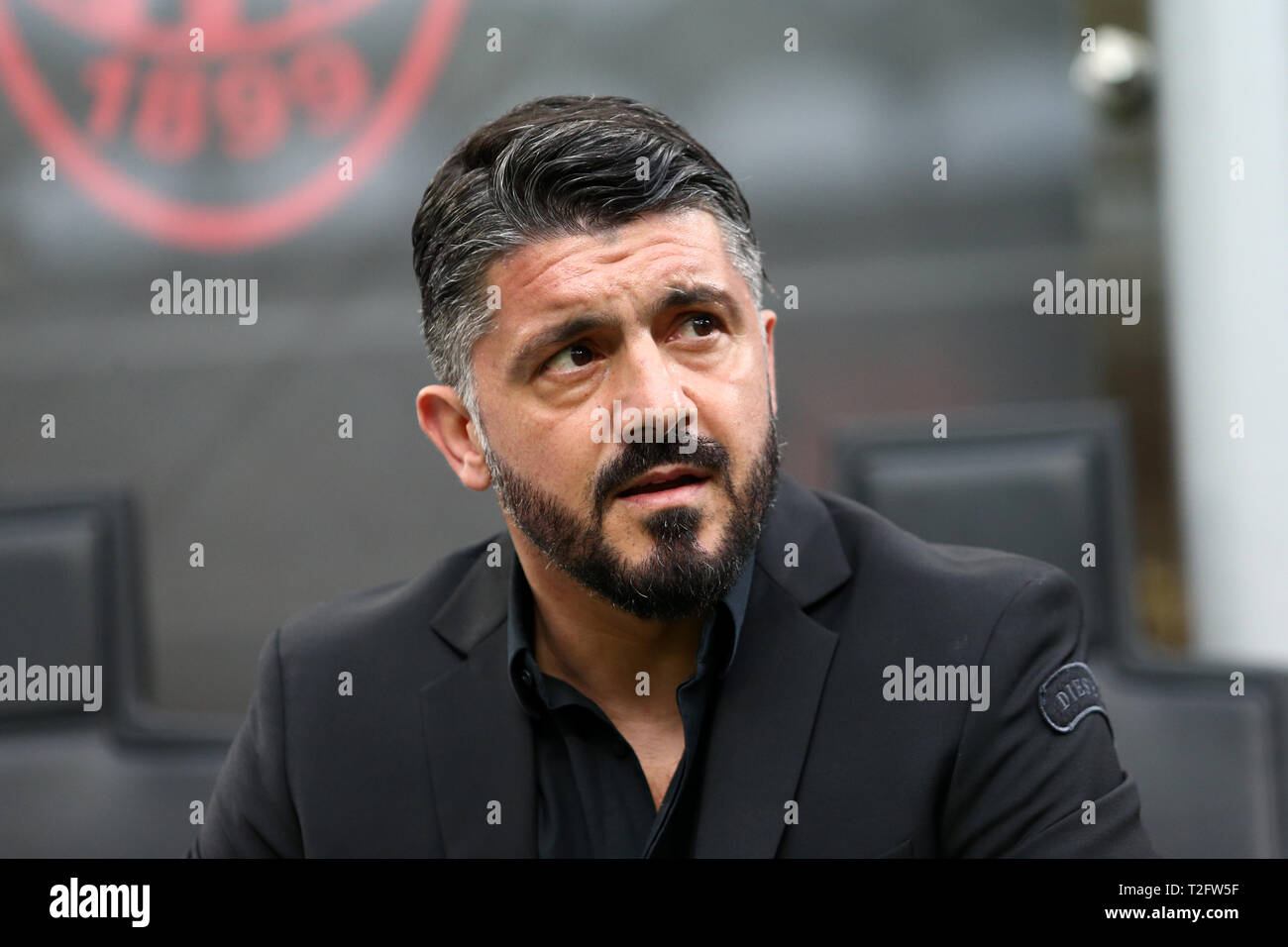 Milano, Italia. 02Th Aprile, 2019. Gennaro Gattuso, capo allenatore del Milan , si affaccia sulla prima serie di una partita di calcio tra AC Milan e Udinese Calcio. Credito: Marco Canoniero/Alamy Live News Foto Stock