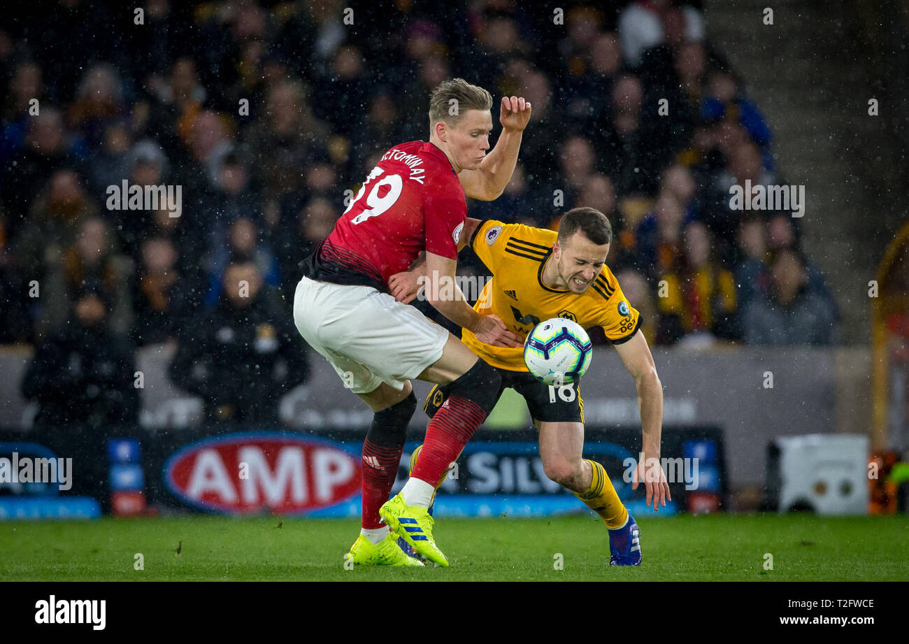 Wolverhampton, Regno Unito. 02Apr, 2019. Scott McTominay del Man Utd & Diogo Jota di Lupi durante il match di Premier League tra Wolverhampton Wanderers e il Manchester United al Molineux, Wolverhampton, in Inghilterra il 2 aprile 2019. Foto di Andy Rowland. Credito: Andrew Rowland/Alamy Live News Foto Stock