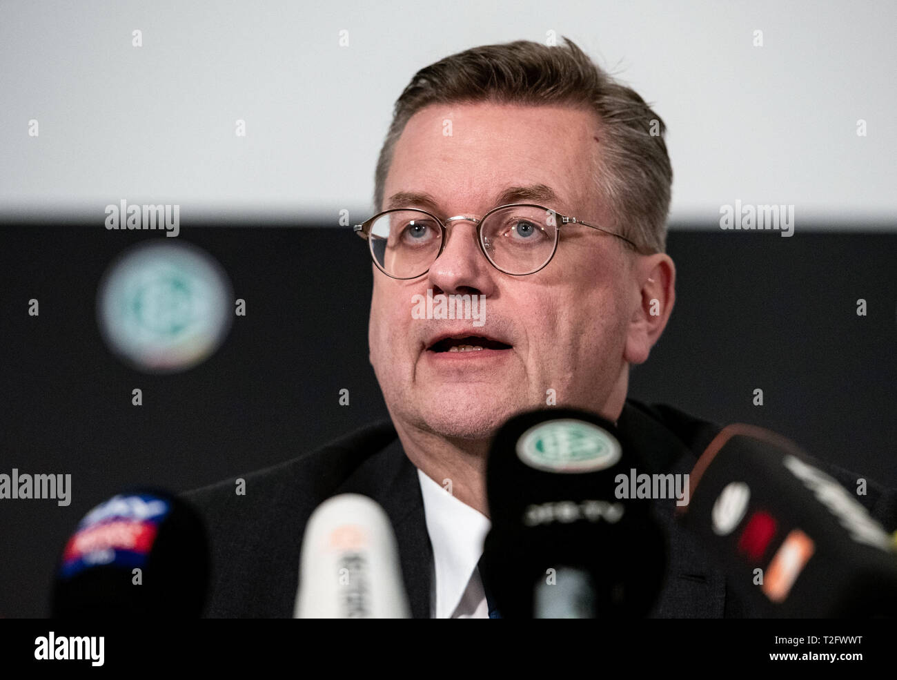 Francoforte, Germania. 2 apr, 2019. Presidente del tedesco Football Association (DFB) Reinhard Grindel fornisce una dichiarazione durante una conferenza stampa presso la sede della DFB a Francoforte, in Germania, il 2 aprile 2019. Reinhard Grindel ha rassegnato le dimissioni dopo le accuse di guadagni sommerso, la DFB hanno confermato in un comunicato ufficiale il martedì. Credito: Florian Ulrich/Xinhua/Alamy Live News Foto Stock