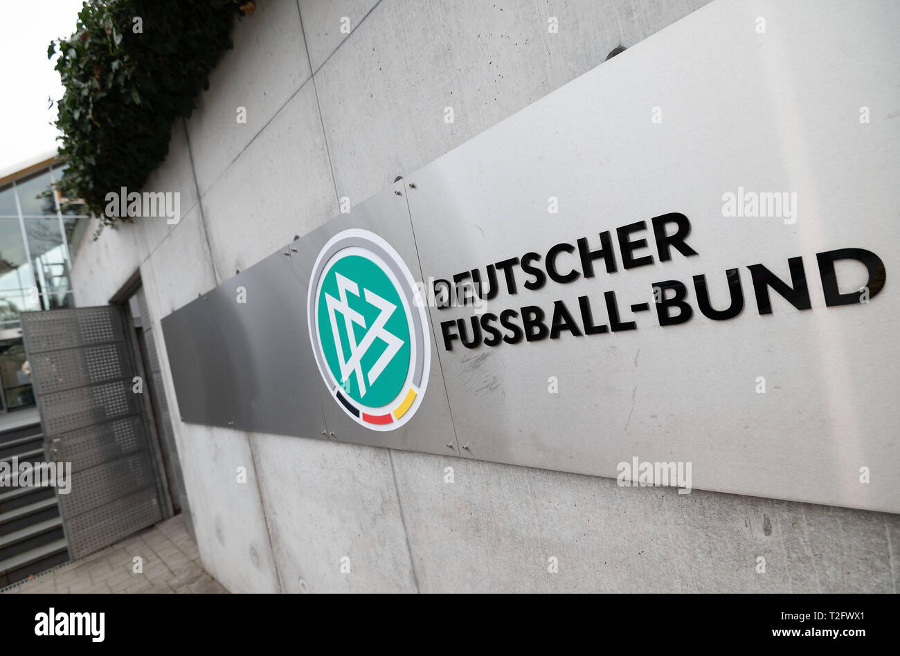 Francoforte. 2 apr, 2019. Foto scattata il 2 aprile 2019 mostra una vista esterna del quartier generale del tedesco Football Association (DFB) a Francoforte in Germania. Presidente del DFB Reinhard Grindel ha rassegnato le dimissioni dopo le accuse di guadagni sommerso, la DFB hanno confermato in un comunicato ufficiale il martedì. Credito: Florian Ulrich/Xinhua/Alamy Live News Foto Stock