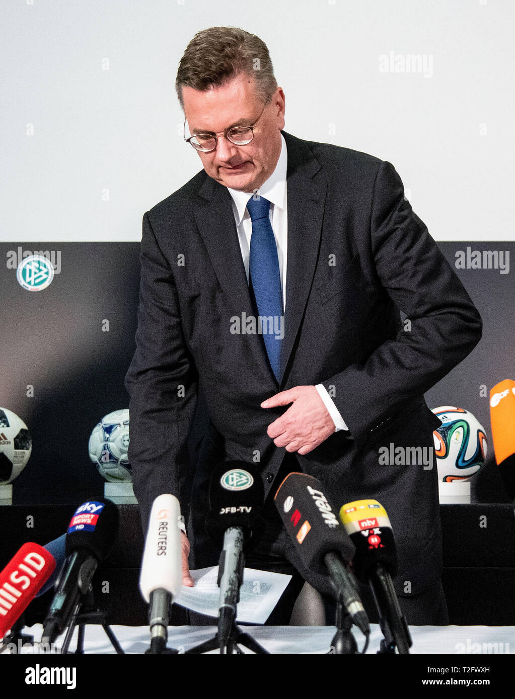 Francoforte, Germania. 2 apr, 2019. Presidente del tedesco Football Association (DFB) Reinhard Grindel arriva per una conferenza stampa presso la sede della DFB a Francoforte, in Germania, il 2 aprile 2019. Reinhard Grindel ha rassegnato le dimissioni dopo le accuse di guadagni sommerso, la DFB hanno confermato in un comunicato ufficiale il martedì. Credito: Florian Ulrich/Xinhua/Alamy Live News Foto Stock
