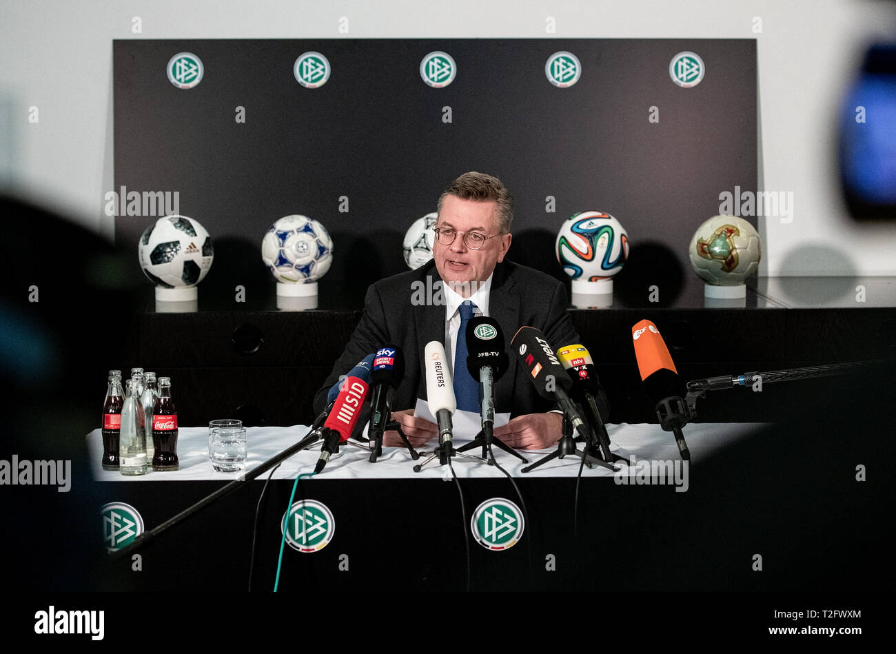 Francoforte, Germania. 2 apr, 2019. Presidente del tedesco Football Association (DFB) Reinhard Grindel fornisce una dichiarazione durante una conferenza stampa presso la sede della DFB a Francoforte, in Germania, il 2 aprile 2019. Reinhard Grindel ha rassegnato le dimissioni dopo le accuse di guadagni sommerso, la DFB hanno confermato in un comunicato ufficiale il martedì. Credito: Florian Ulrich/Xinhua/Alamy Live News Foto Stock