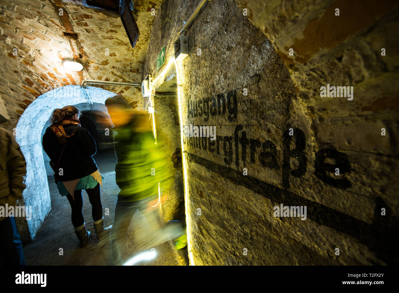 Mainz, Germania. Xvii Mar, 2019. La scritta "Exit" Stahlbergstraße testimonia l uso delle volte storiche come bunker durante la Seconda Guerra Mondiale. Il forte Philipp fu costruita intorno al 1730 ed è stato con una lunghezza del bordo 120m e quasi 600m la circonferenza di uno dei più grandi fortezze in Mainz. La Mainzer Unterwelten e.V. fatta questa fortificazione militare accessibile al pubblico per la prima volta quest'anno. (A dpa " gallerie sotterranee rendono Mainz storia experienceable' dal 03.04.2019) Credito: Andreas Arnold/dpa/Alamy Live News Foto Stock