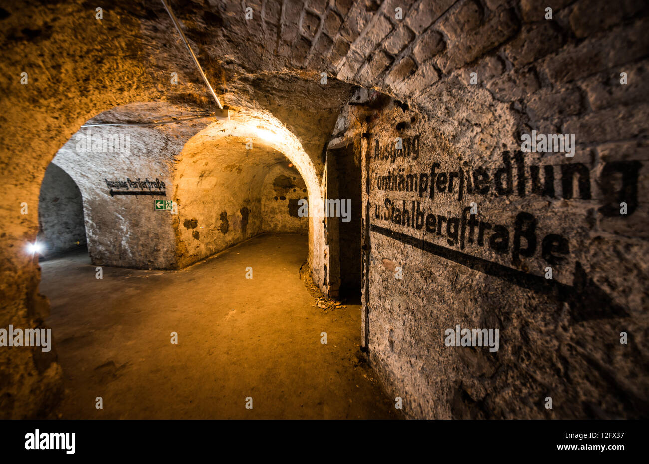 Mainz, Germania. Xvii Mar, 2019. Le iscrizioni di 'Exit Frontkämpfersiedlung Stahlbergstraße' e 'Exit Pariser Straße' testimoniare l uso delle volte storiche come bunker durante la Seconda Guerra Mondiale. Il forte Philipp fu costruita intorno al 1730 ed è stato con una lunghezza del bordo 120m e quasi 600m la circonferenza di uno dei più grandi fortezze in Mainz. La Mainzer Unterwelten e.V. fatta questa fortificazione militare accessibile al pubblico per la prima volta quest'anno. (A dpa " gallerie sotterranee rendono Mainz storia experienceable' dal 03.04.2019) Credito: Andreas Arnold/dpa/Alamy Live News Foto Stock