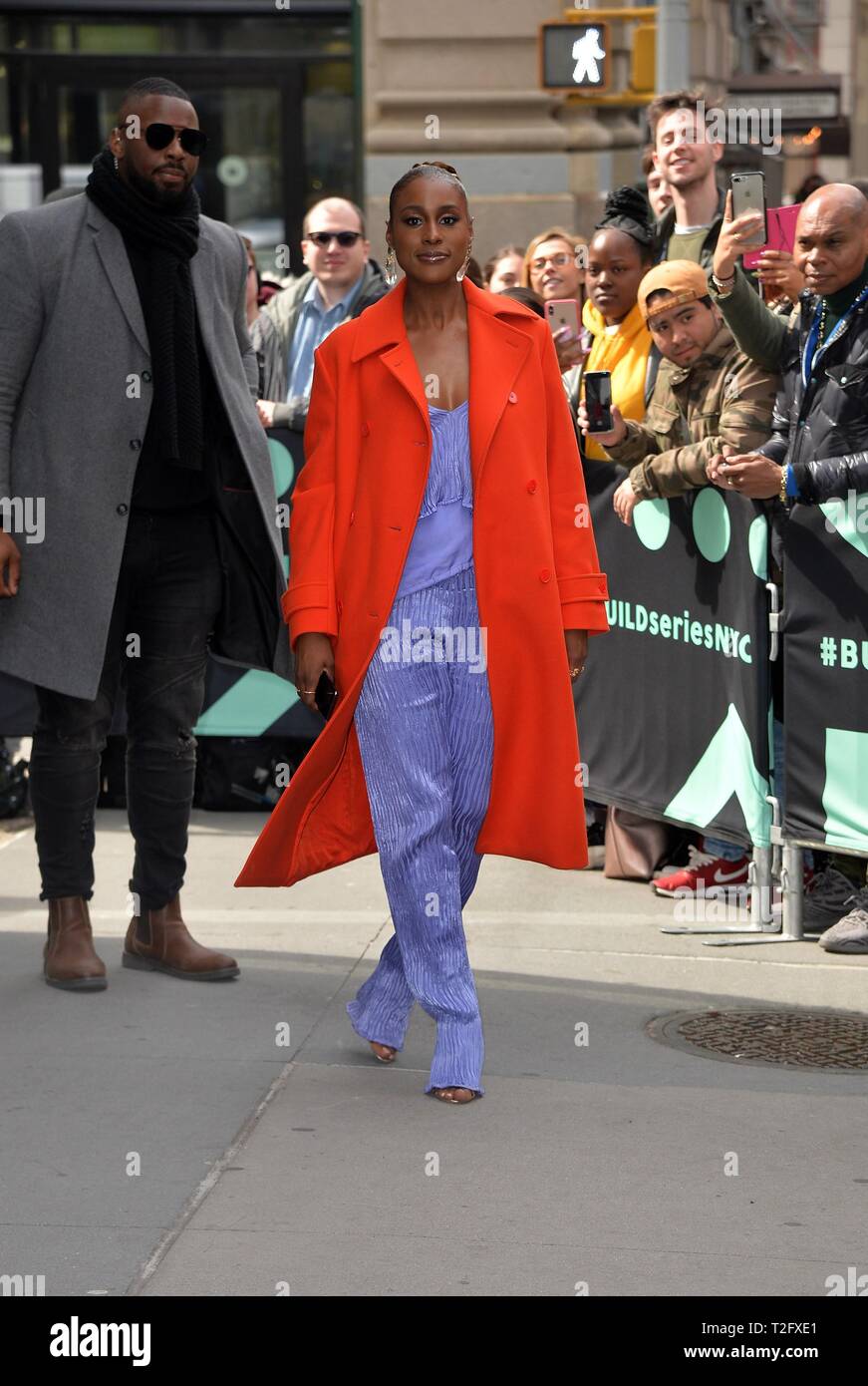 New York, NY, STATI UNITI D'AMERICA. 2 apr, 2019. Issa Rae fuori e circa per celebrità Candids - MER, New York, NY Aprile 2, 2019. Credito: Kristin Callahan/Everett raccolta/Alamy Live News Foto Stock