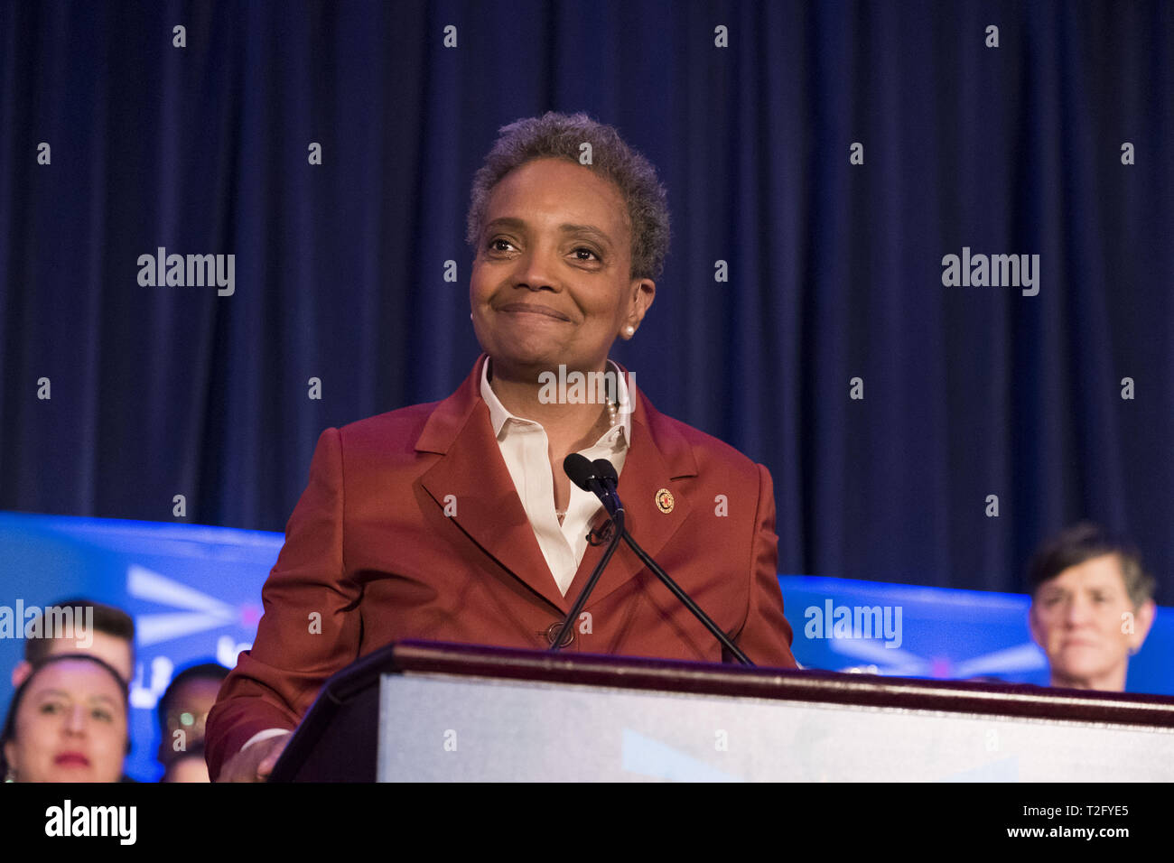 Chicago, Illinois, Stati Uniti d'America. 2 apr, 2019. Mayoral eleggere LORI LIGHTFOOT dando il suo discorso vittoria a supporti a Chicago Hilton. La sig.ra Lightfoot è Chicagos primo americano africano donne sindaco. Credito: Rick Majewski/ZUMA filo/Alamy Live News Foto Stock