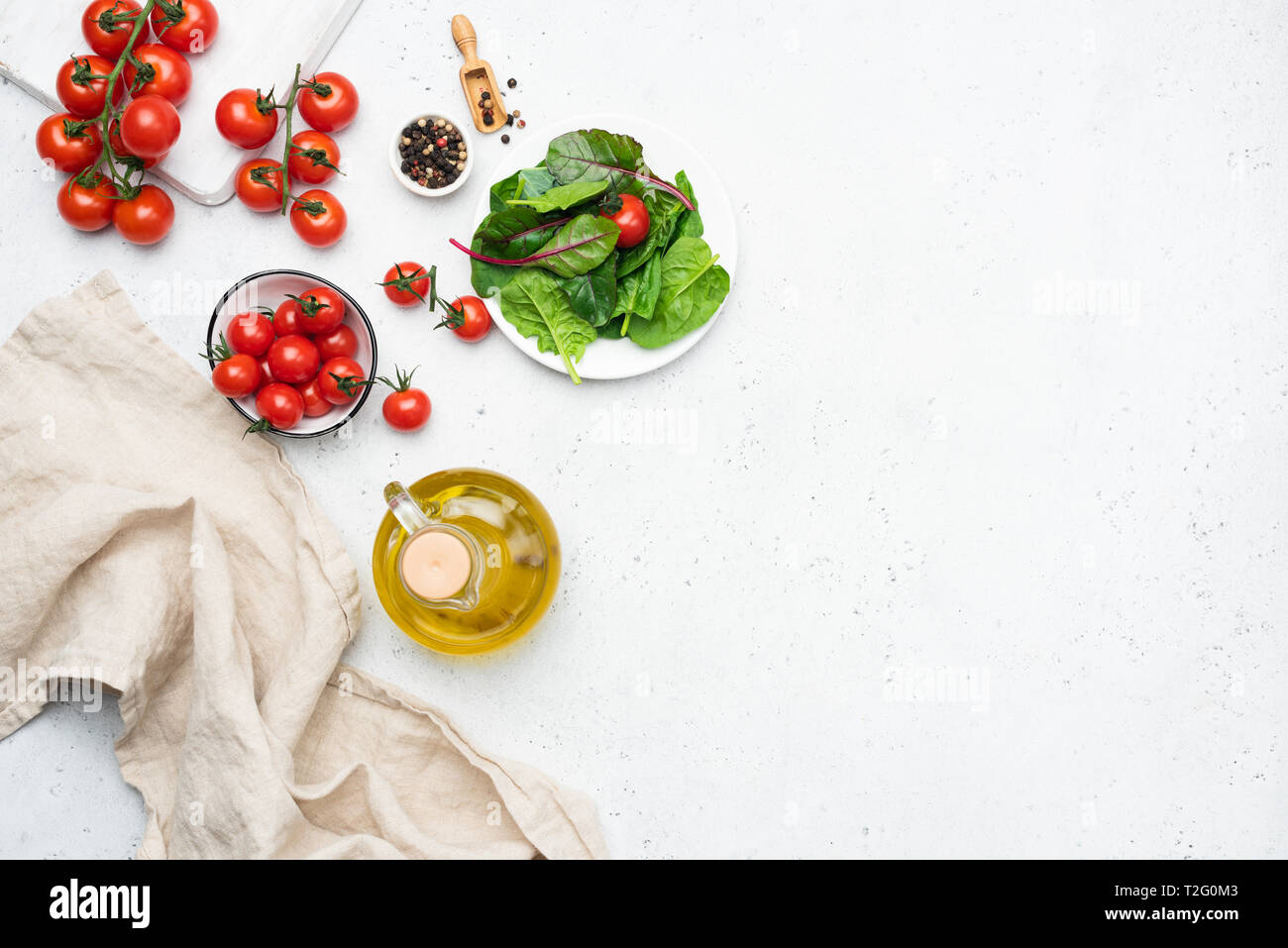 Cucina Italiana ingredienti alimentari, cucina fresca insalata estiva ingredienti e spezie. Copia spazio per il testo Foto Stock