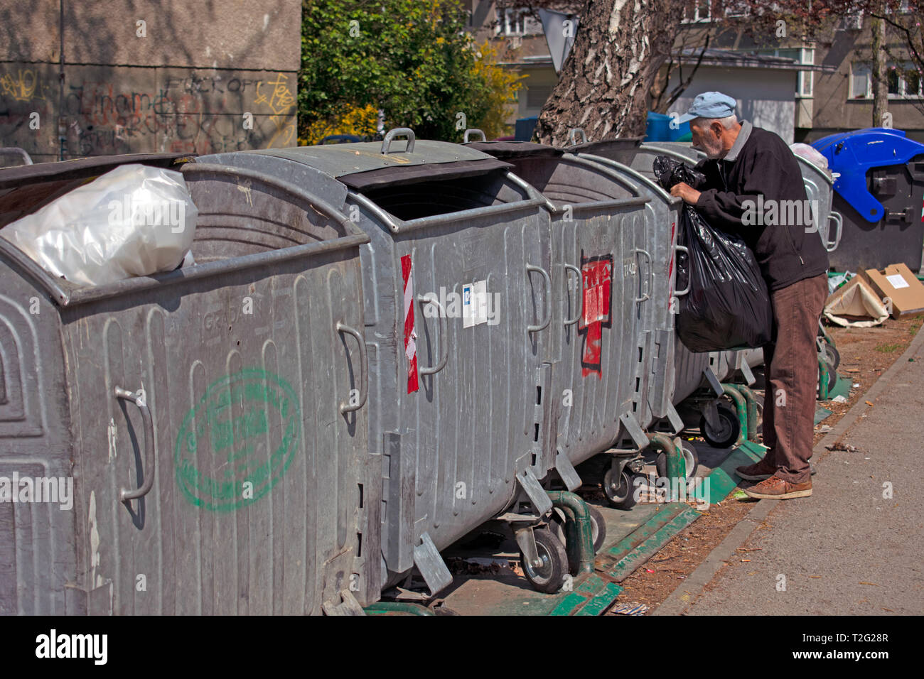 Grandi sacchi neri di rifiuti vicino al dumpster (iscrizione in russo - IL  RILASCIO DI COSTRUZIONE E DI RIFIUTI DI GRANDI DIMENSIONI È PROIBITO Foto  stock - Alamy