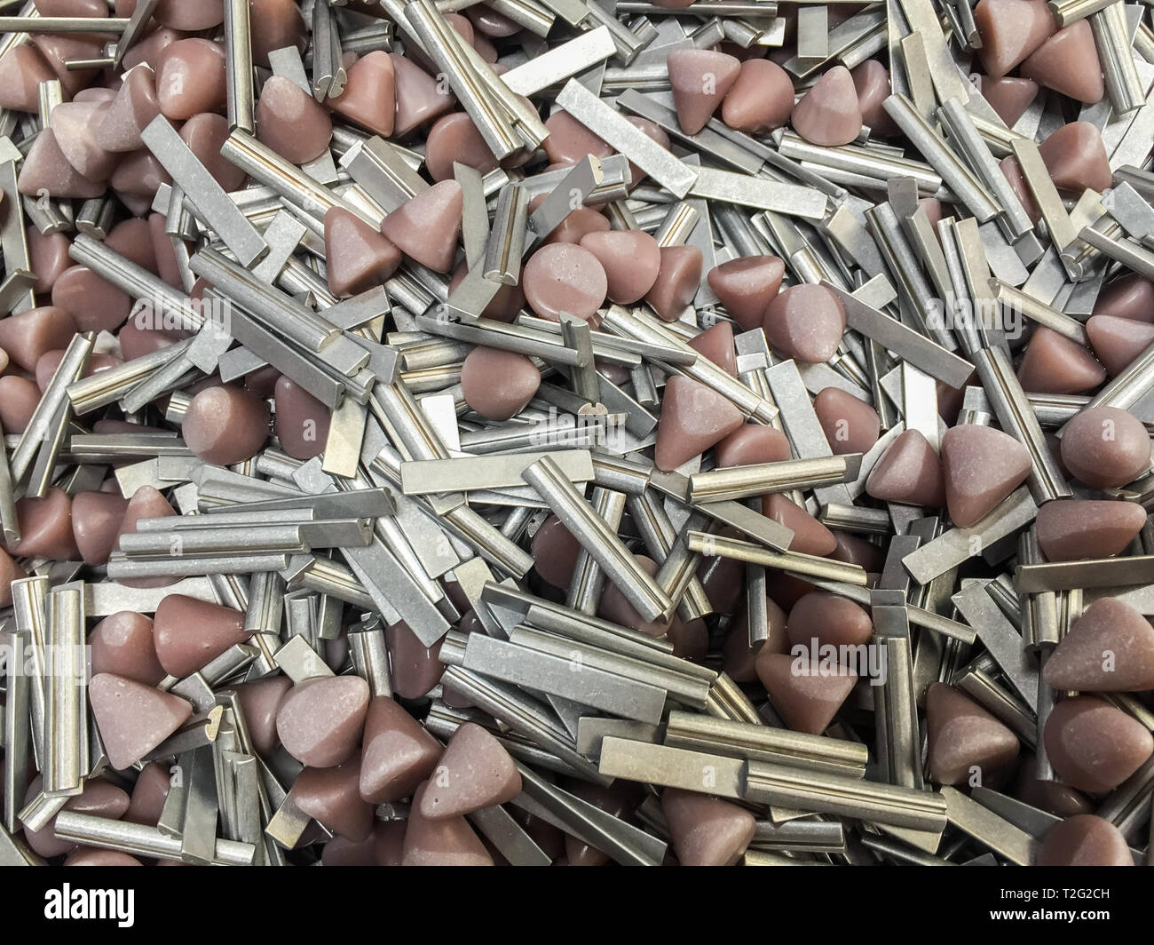 La lucidatura di metallo, metallo di sbavatura di parti metalliche trasformazione Foto Stock