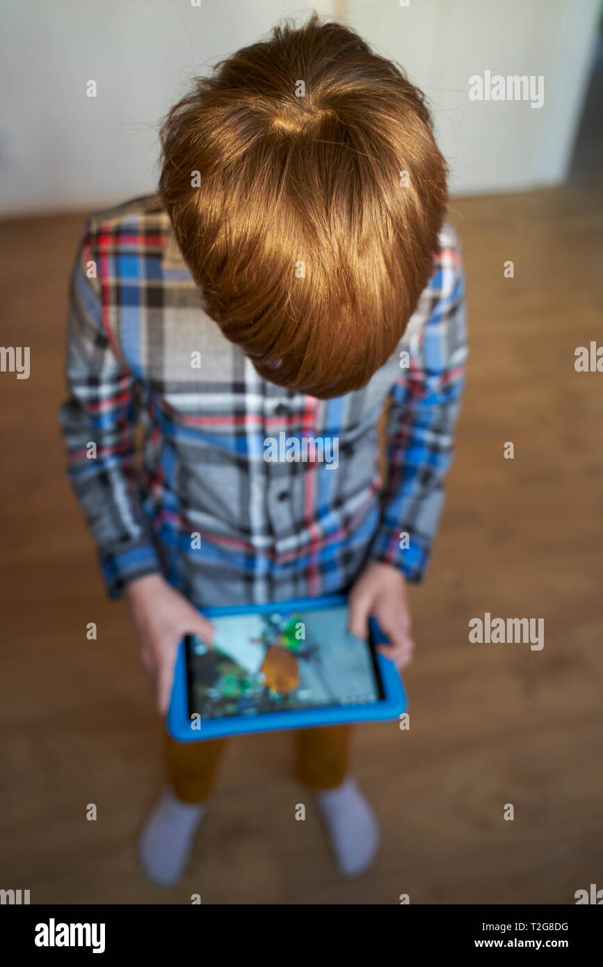 Ragazzo giocando Tablet Foto Stock