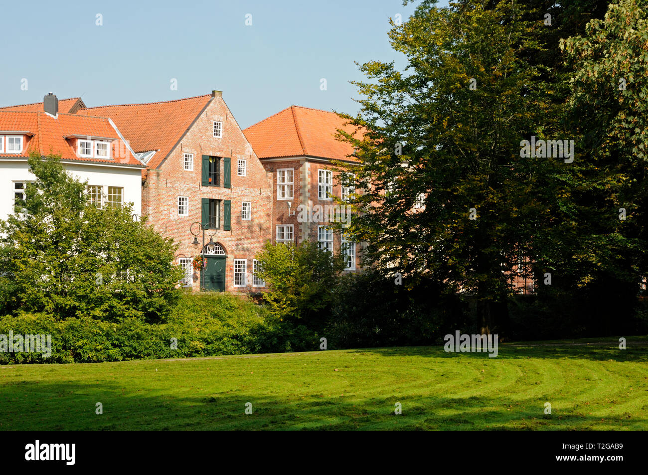 Ausblick vom Schlossgarten auf das Amtsgericht di Jever, Deutschland. | Vista dal giardino del castello alla corte locale, Jever, Germania. Foto Stock