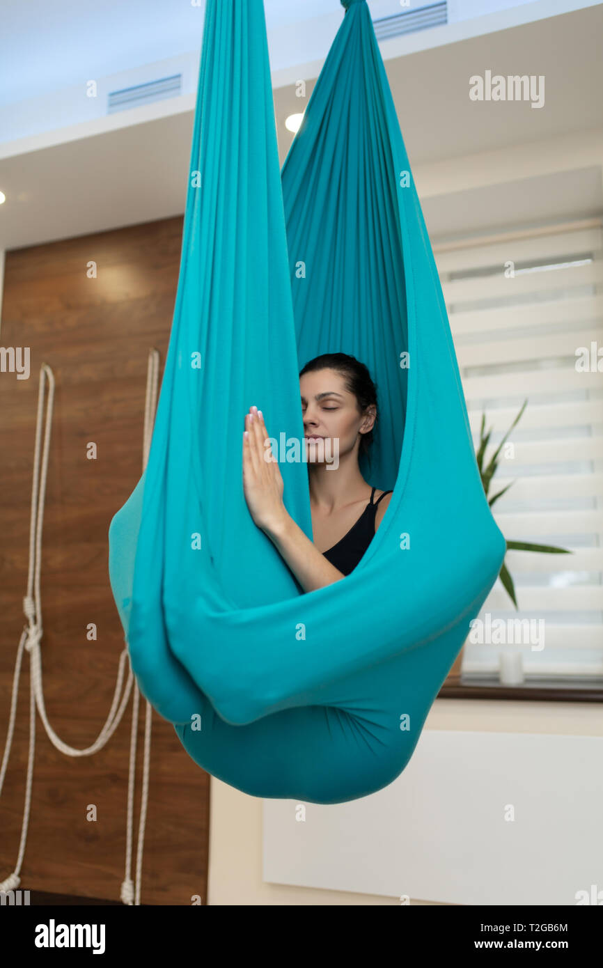 La donna la meditazione in amaca. fly yoga esercizi di stretching in  palestra. Montare e lo stile di vita di benessere Foto stock - Alamy