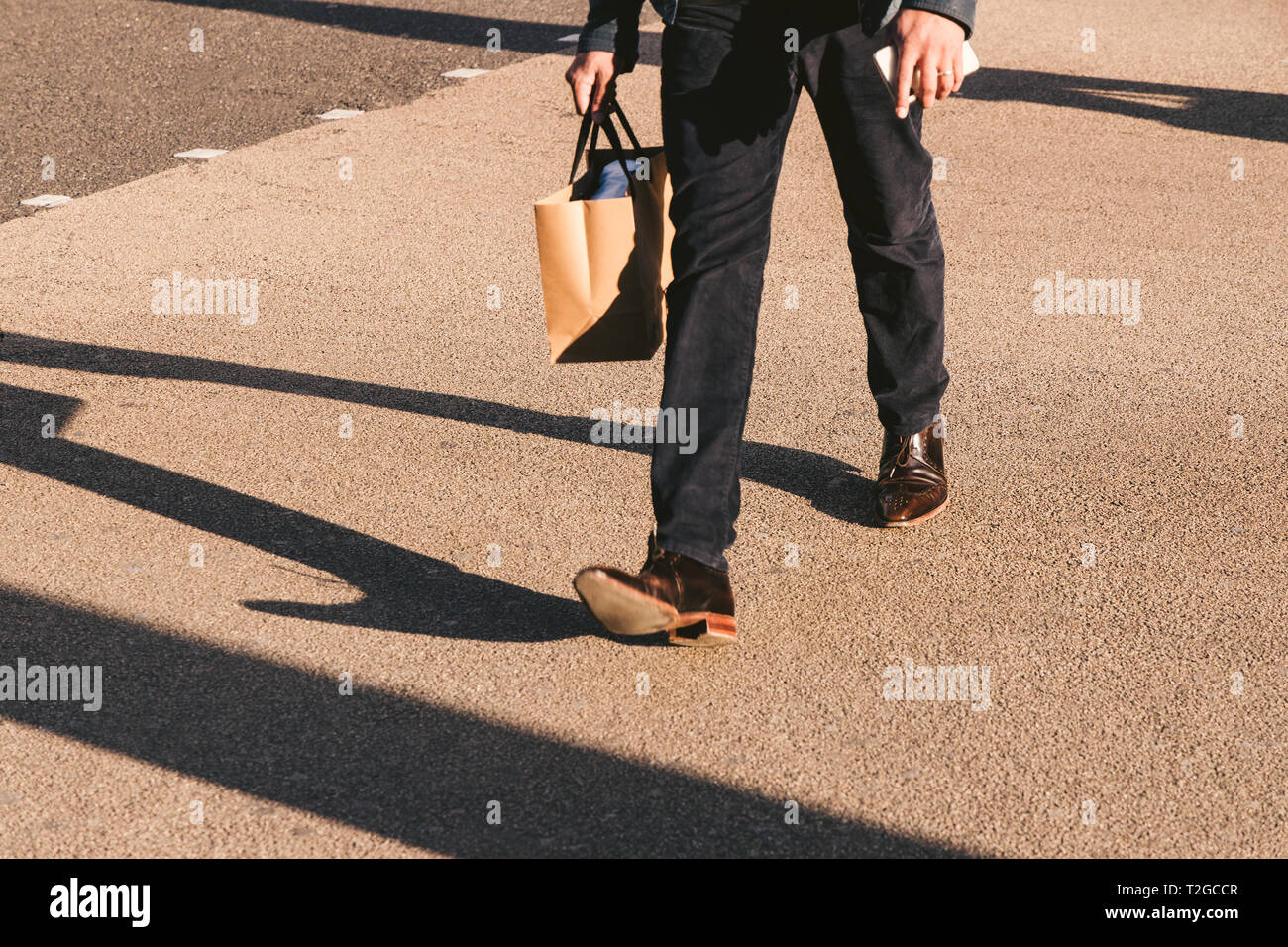 Le gambe del giovane uomo a camminare con shopping bag su Regent Street nel centro di Londra Foto Stock